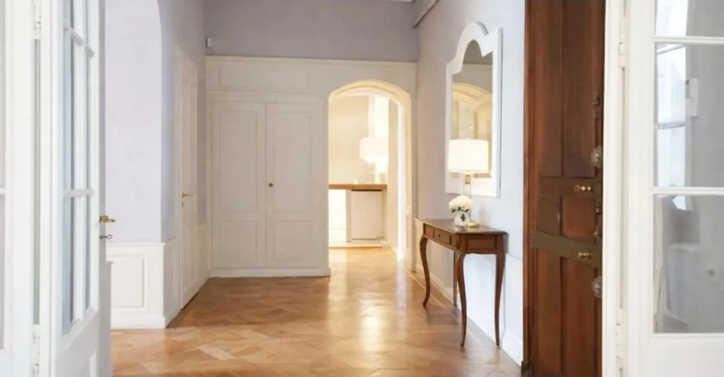 ELEGANT CHARACTER APARTMENT WITH UNOBSTRUCTED VIEW OF THE BASTIONS PARK - Photo 2 of 12