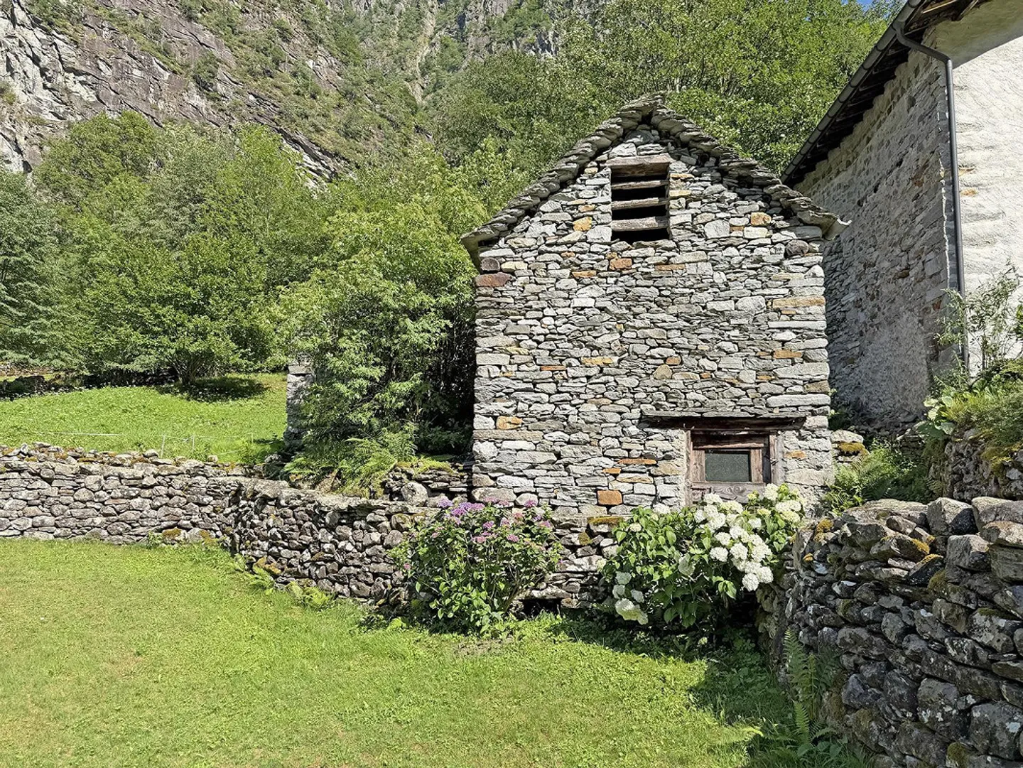 Val Bavona - Loc. Roseto - 2 Rustico for Renovation with Building Land - Photo 2 of 17
