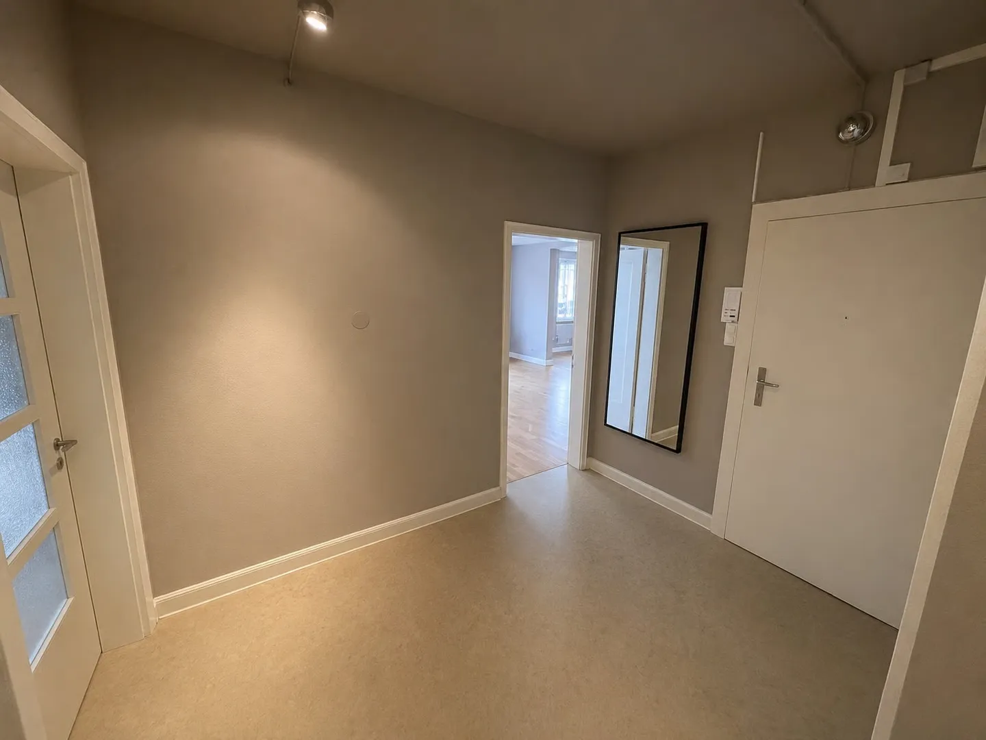 Appartement spacieux de 5 pièces dans un emplacement central à Zurich - Photo 2 sur 13