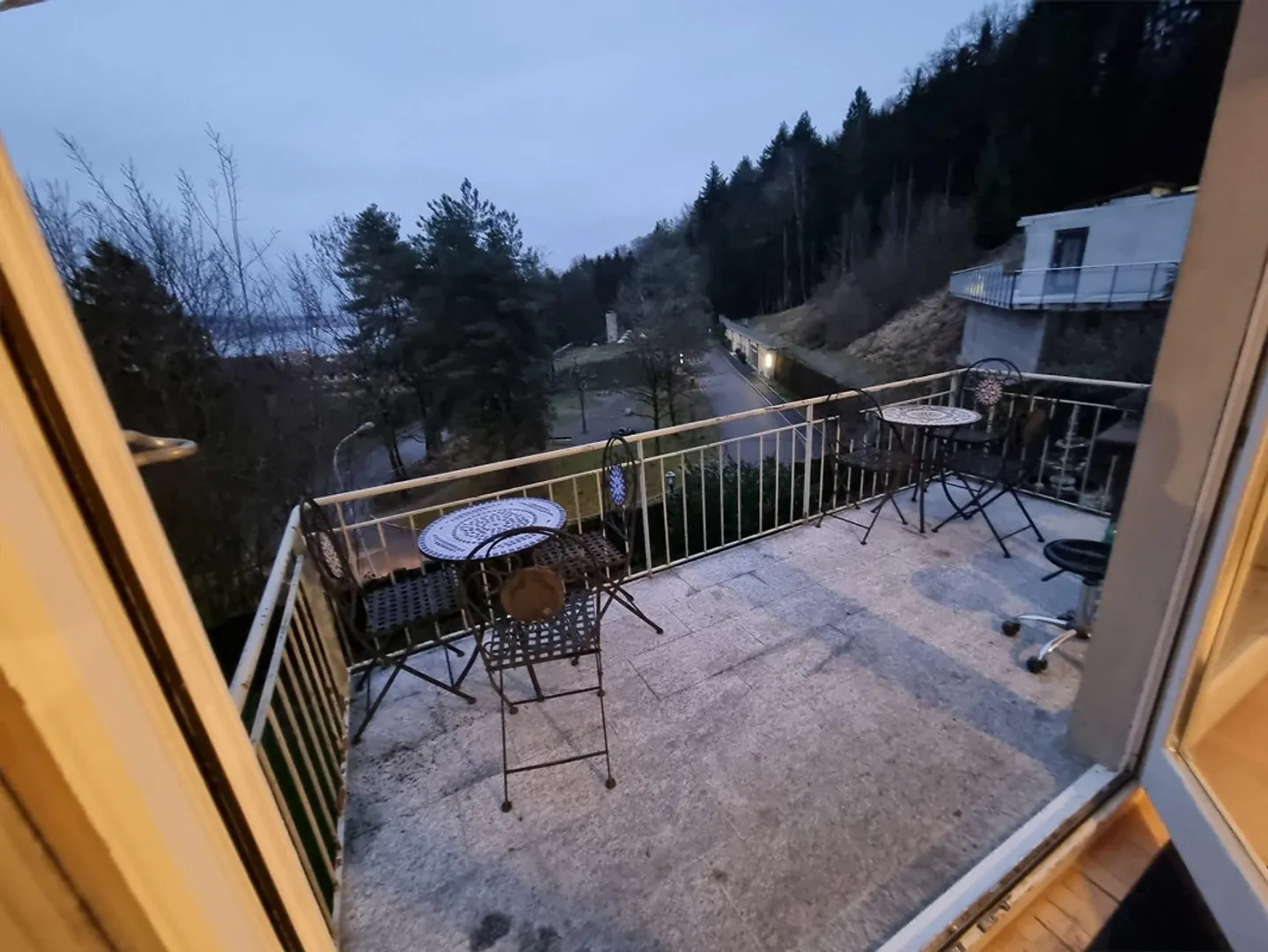 Möbliertes Zimmer mit tollem Ausblick und Parkplatz inklusive - Photo 9 sur 9