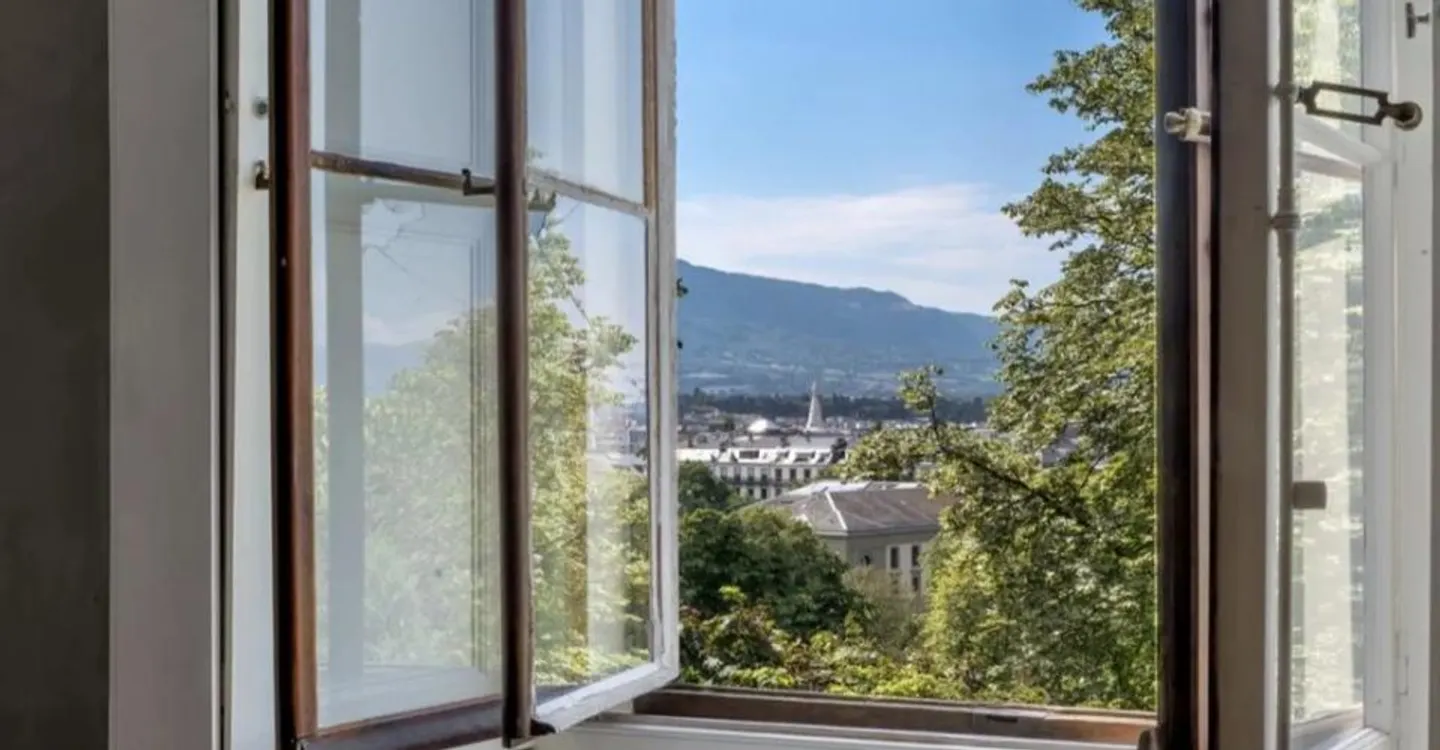 ELEGANT CHARACTER APARTMENT WITH UNOBSTRUCTED VIEW OF THE BASTIONS PARK - Photo 7 of 12