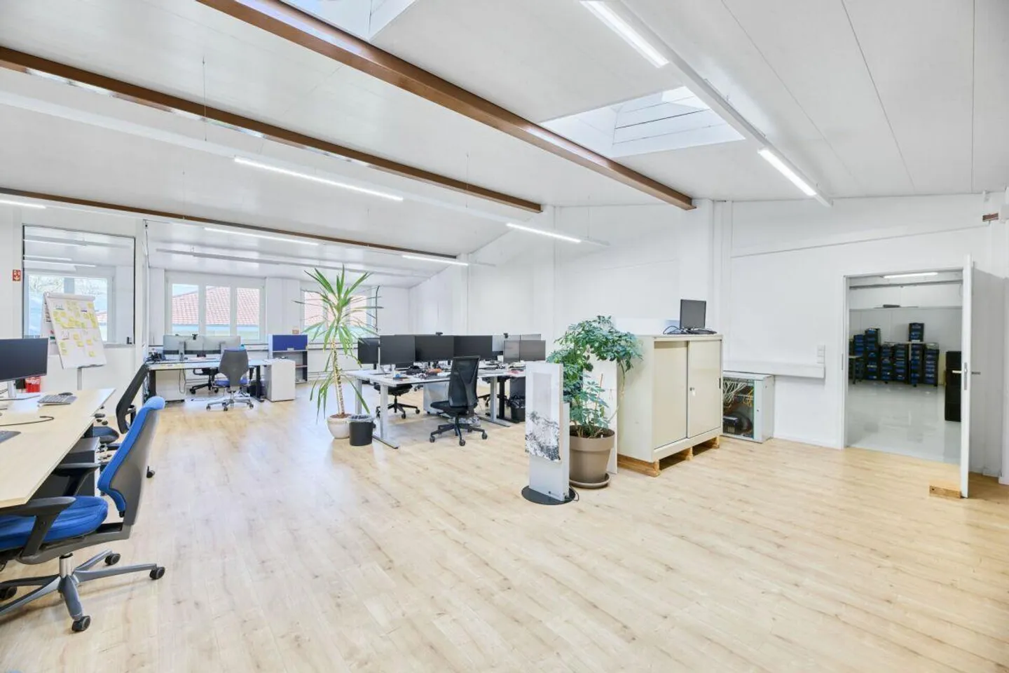 Gewerbeimmobilie mit vielseitigen Nutzungsmöglichkeiten in Oftringen! - Foto 8 von 30