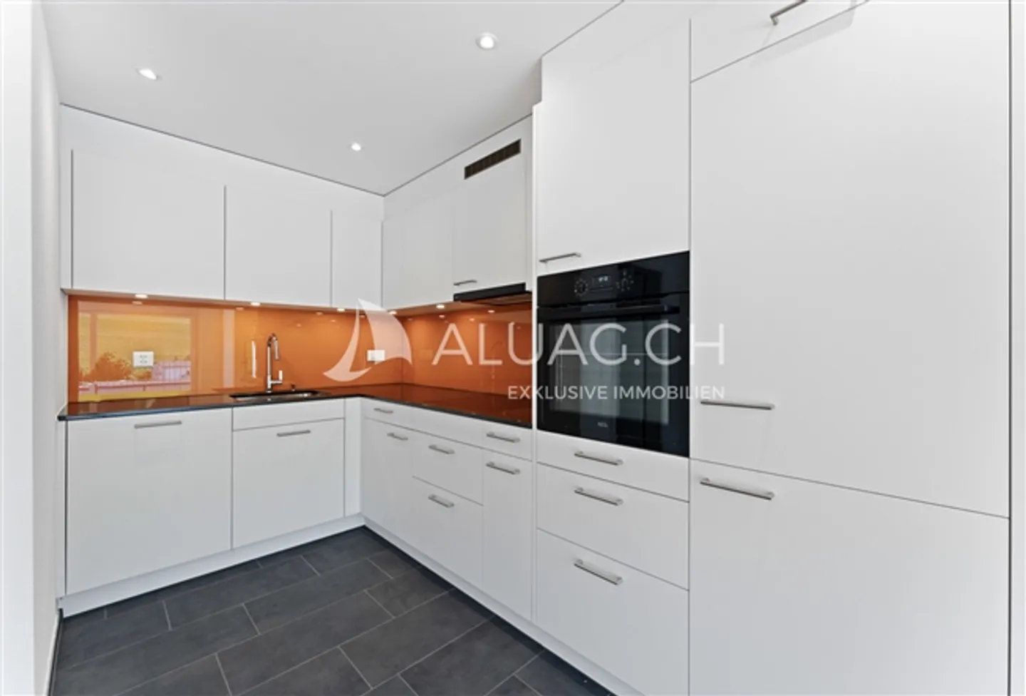 3.5 ROOMS - SUNNY AND ABOVE THE FOG - Photo 4 of 14