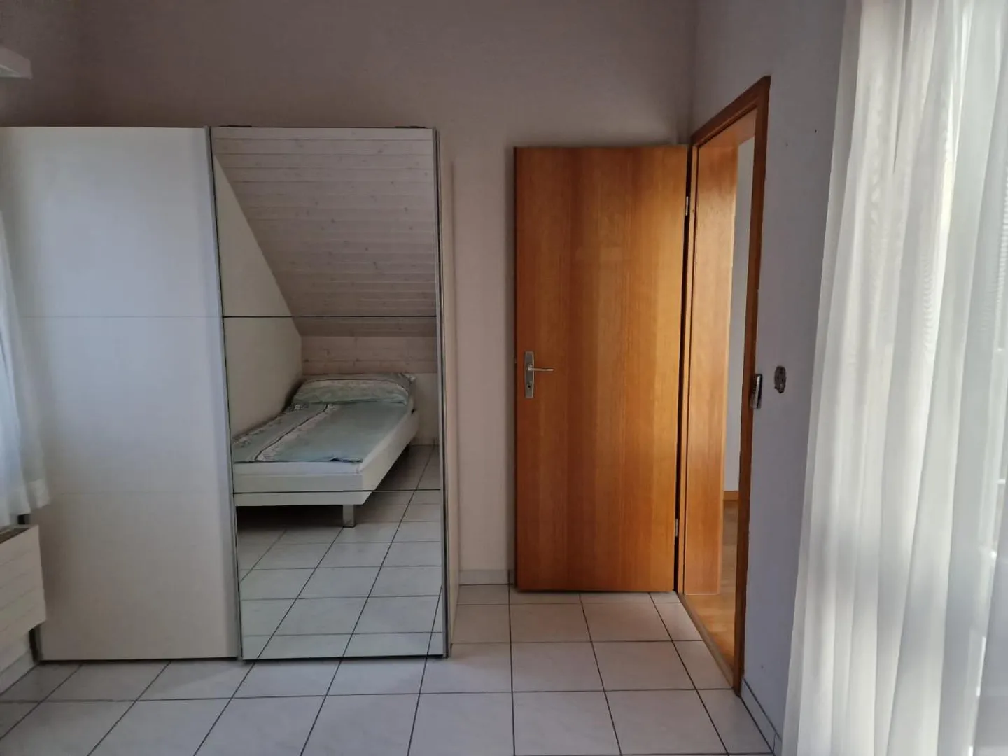 Furnished shared room - Photo 2 of 5