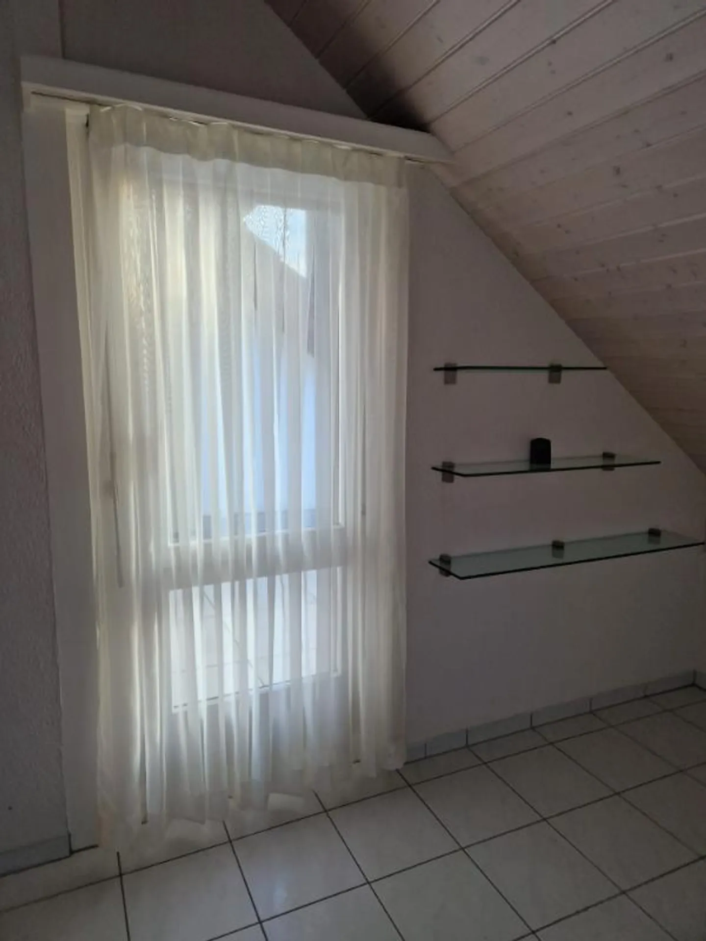 Furnished shared room - Photo 4 of 5