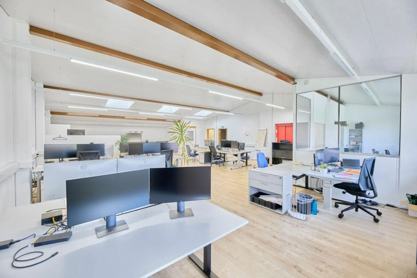 Gewerbeimmobilie mit vielseitigen Nutzungsmöglichkeiten in Oftringen! - Foto 9 von 30