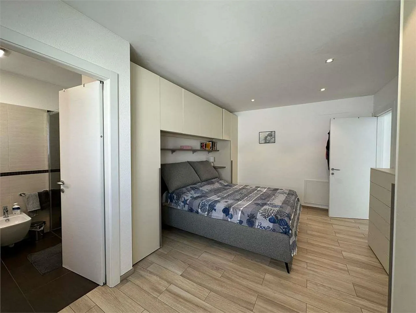 Elegantes 4.5-Zimmer-Apartment mit Garten - Foto 4 von 13
