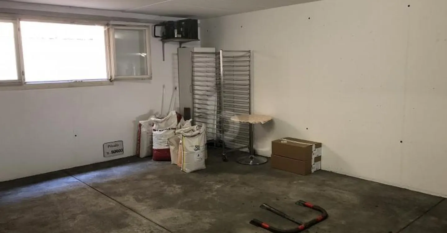 SHOP IN CENTRAL LOCATION - Photo 5 of 6