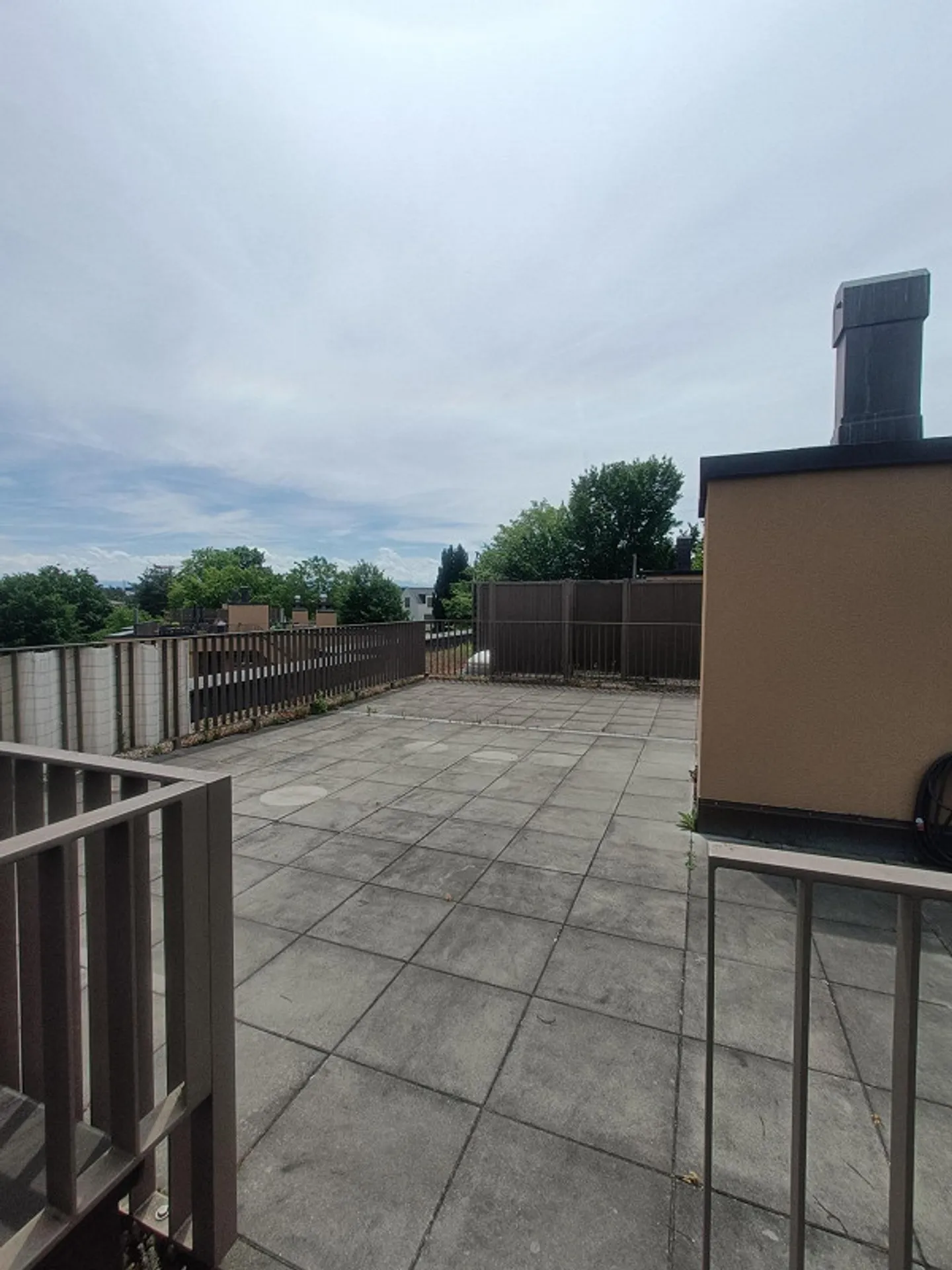 Appartement de 4,5 pièces avec grande terrasse sur le toit - Photo 3 sur 9
