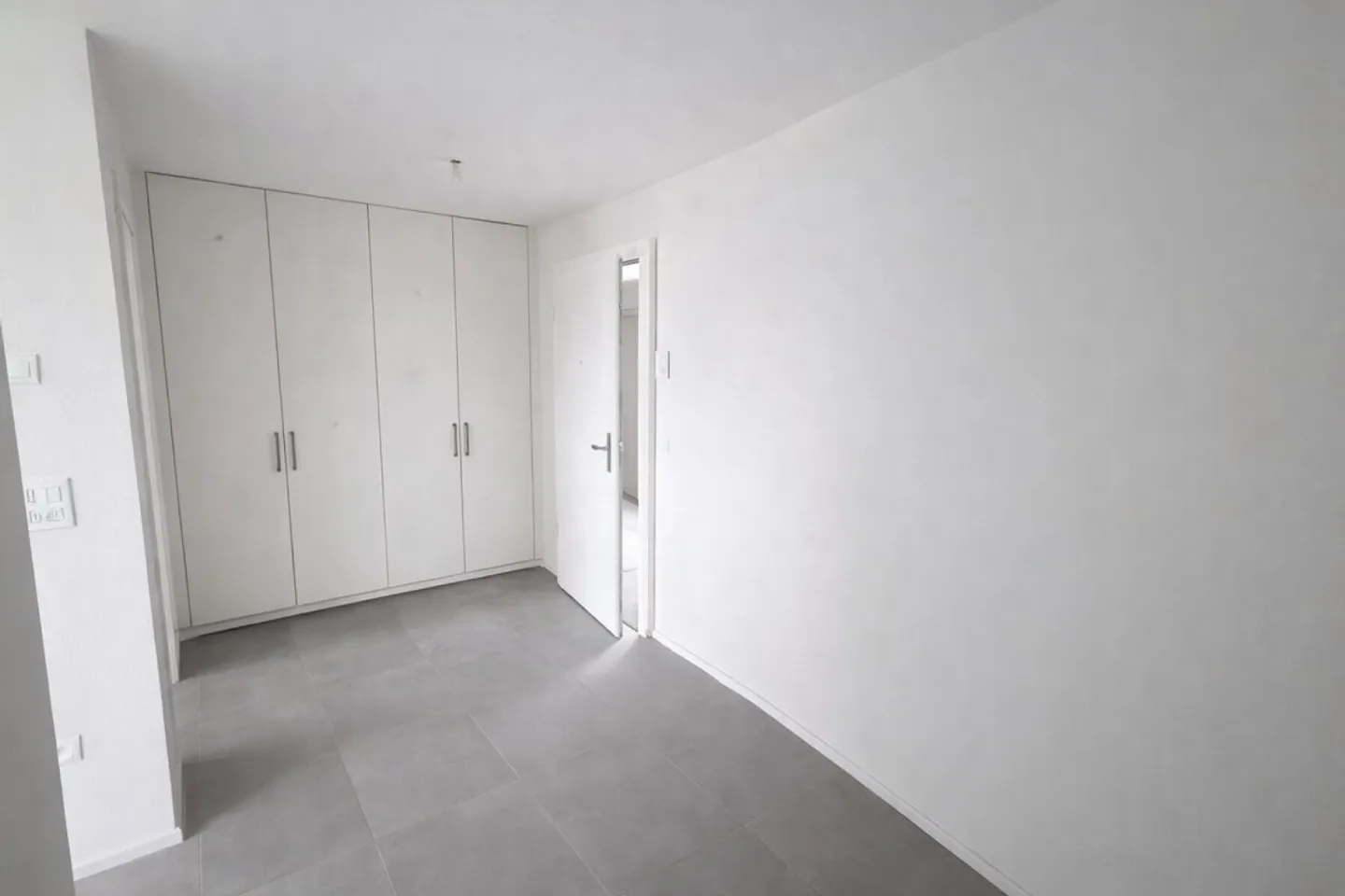Modern 3.5-Room Apartment - Photo 3 of 10