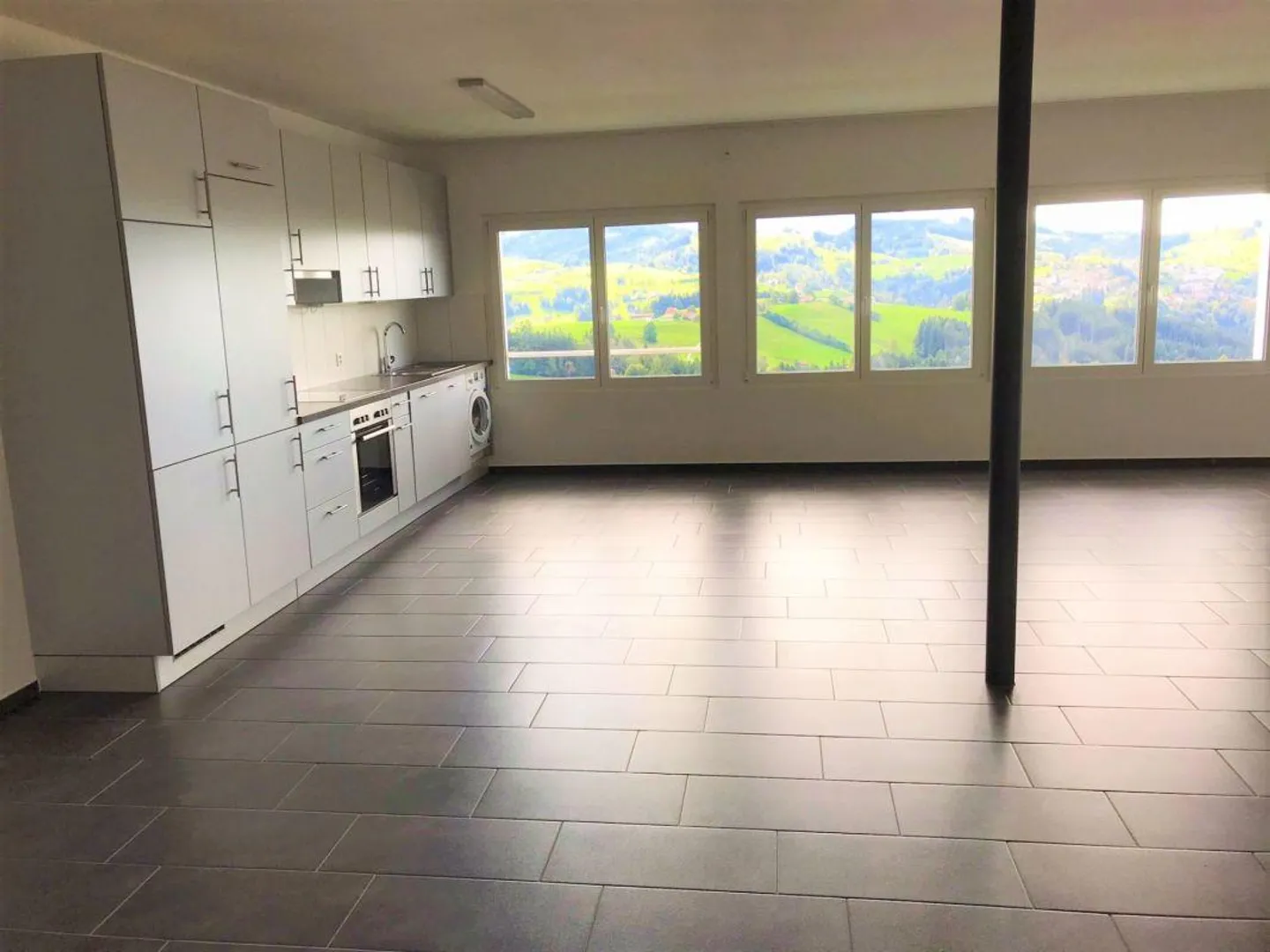 Appartamento luminoso e spazioso di 1,5 stanze con balcone - Foto 3 di 8