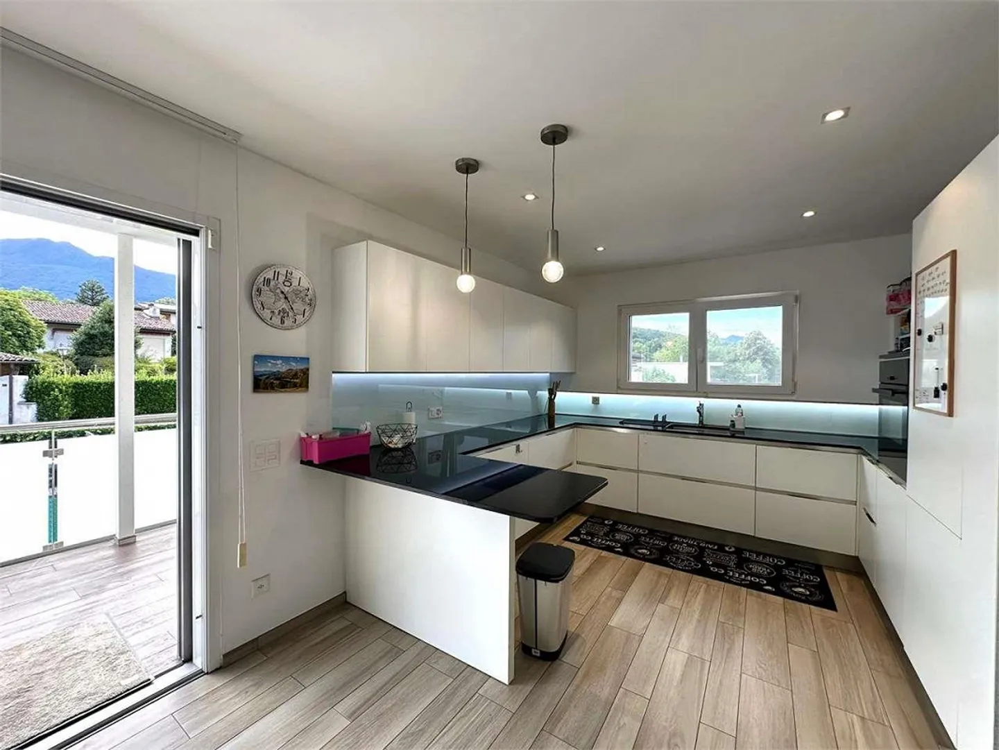 Elegant 4.5-room apartment with garden in Cadempino. - Photo 3 of 13