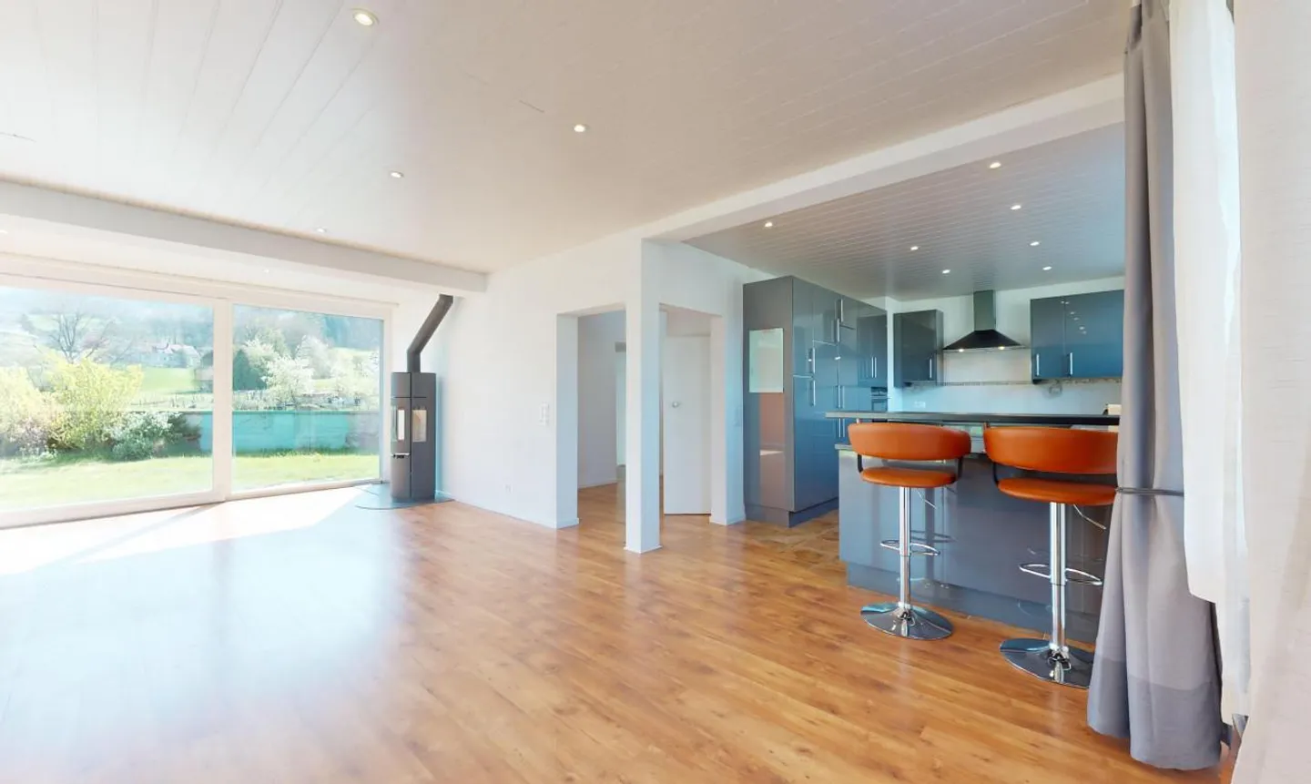 Charming single-family home with stunning views and large garden - Photo 2 of 13