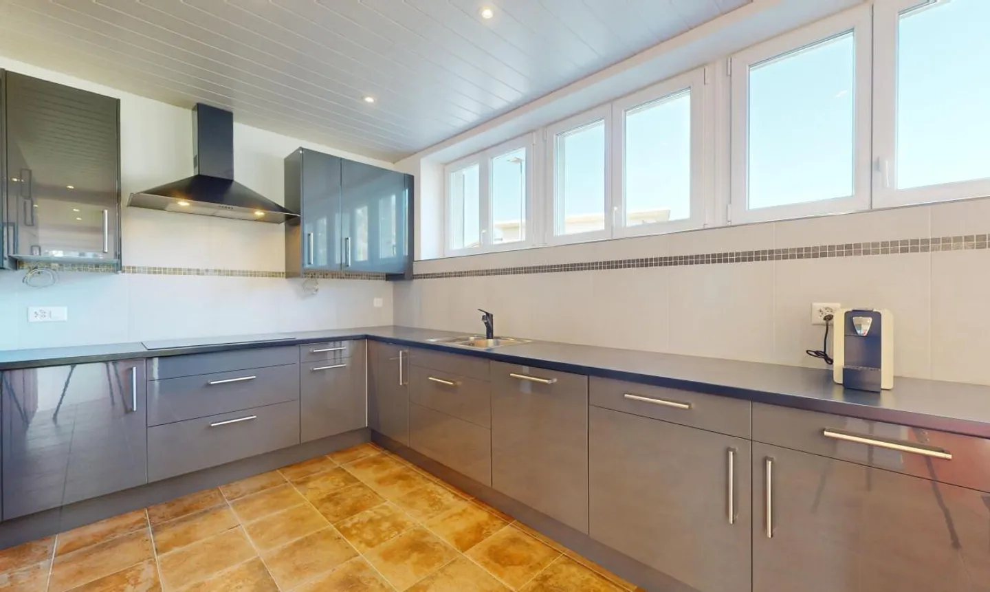 Charming single-family home with stunning views and large garden - Photo 7 of 13
