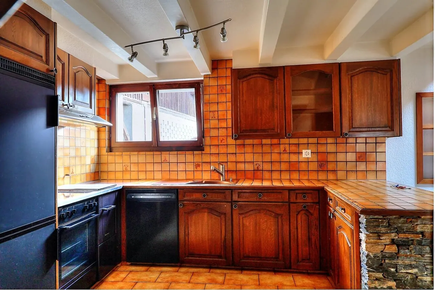 In the heart of the old village, spacious 5.5-room apartment on the top floor - Photo 5 of 10