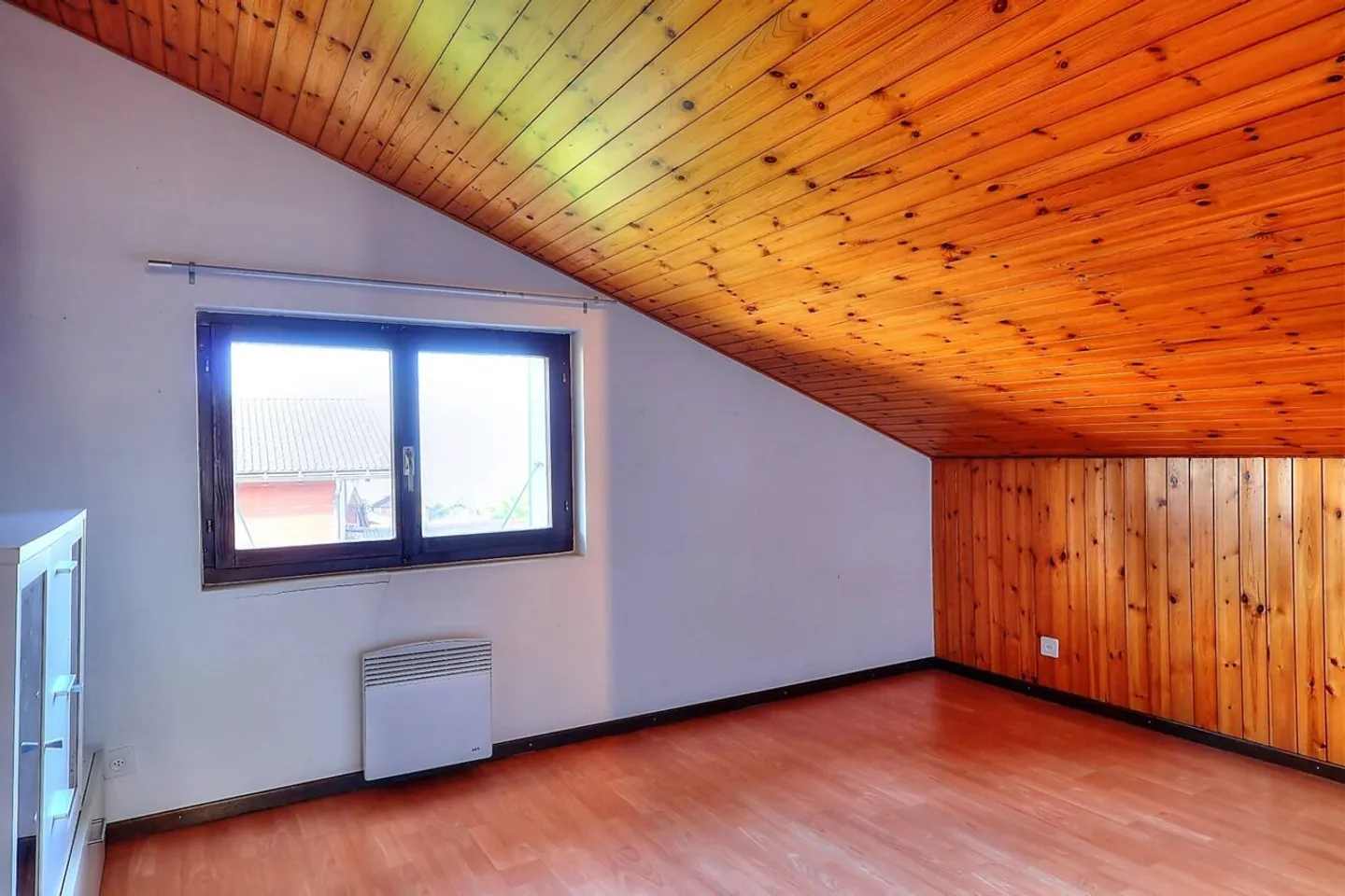 In the heart of the old village, spacious 5.5-room apartment on the top floor - Photo 8 of 10