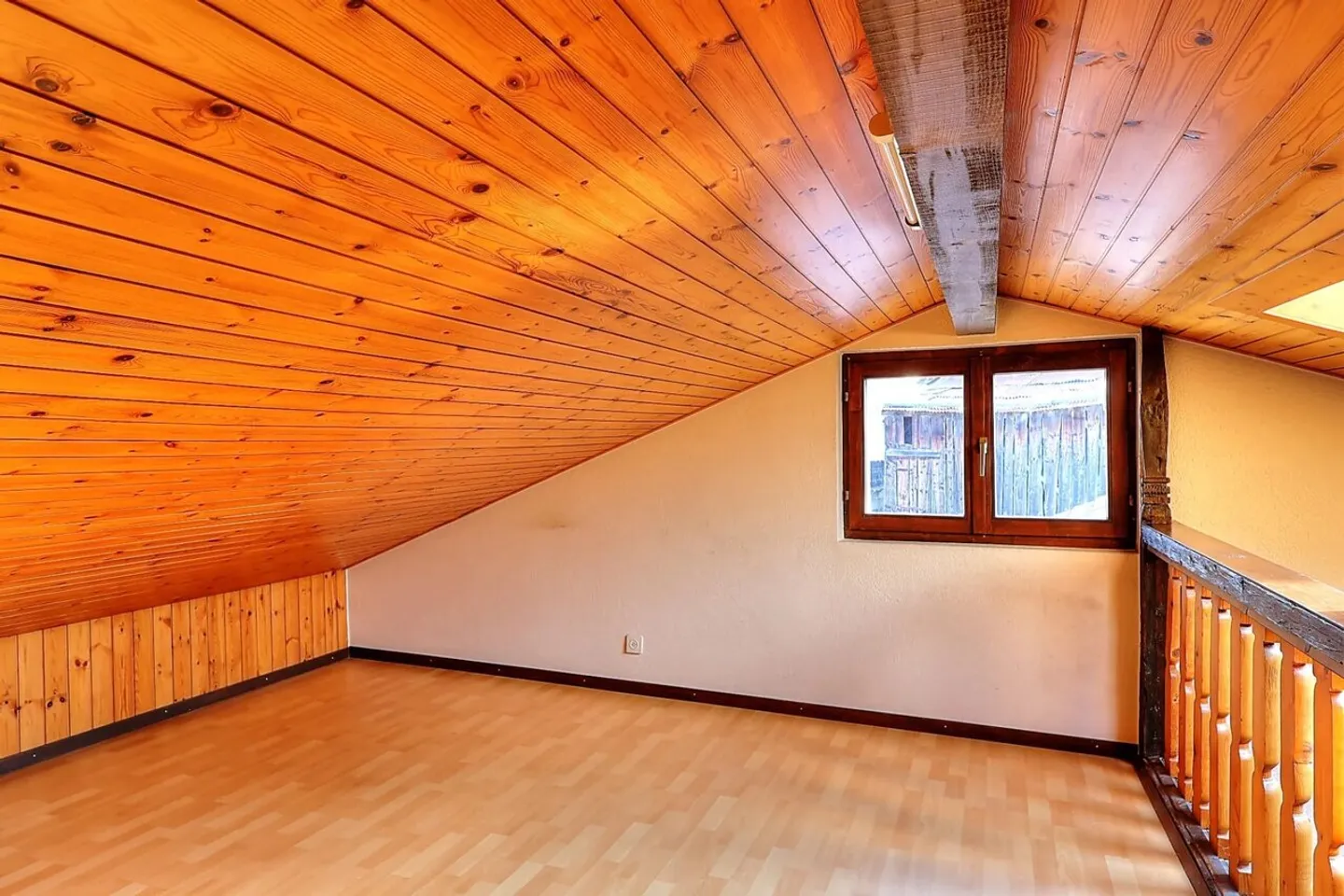 In the heart of the old village, spacious 5.5-room apartment on the top floor - Photo 9 of 10