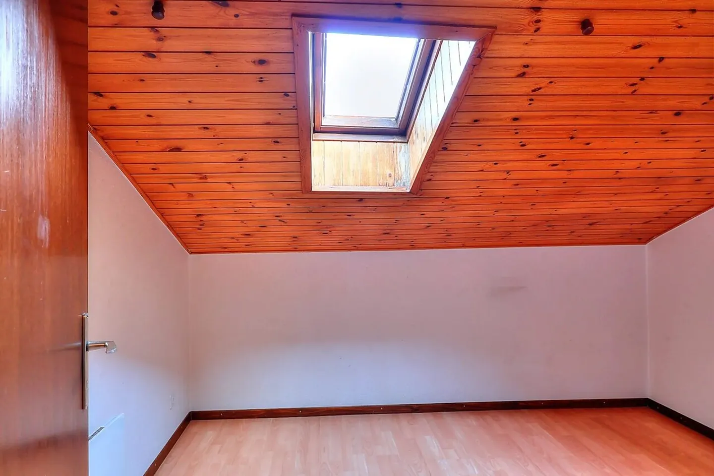 In the heart of the old village, spacious 5.5-room apartment on the top floor - Photo 7 of 10