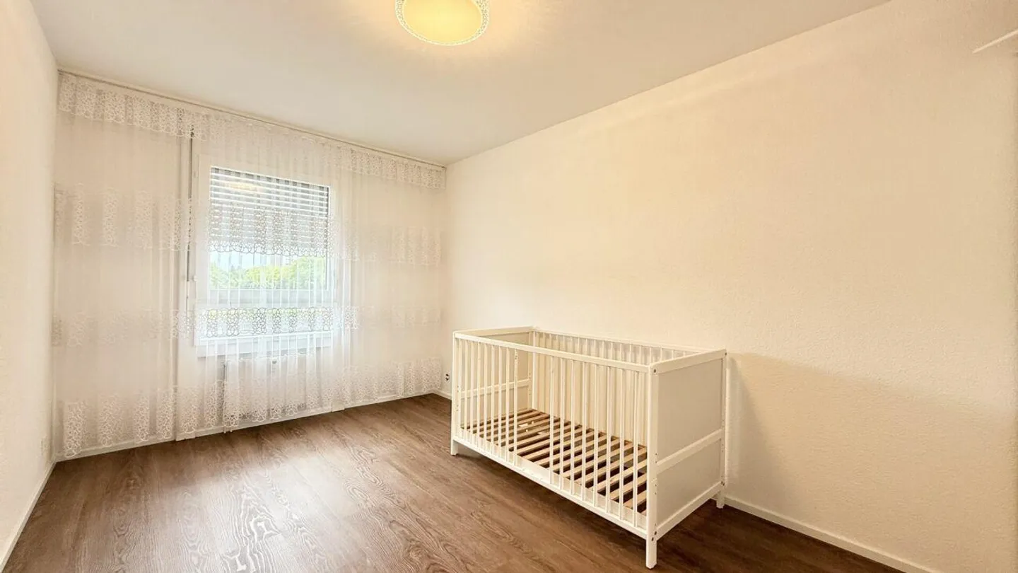 Large 7.5 Room Apartment in the Popular Holenacker District - Photo 7 of 11