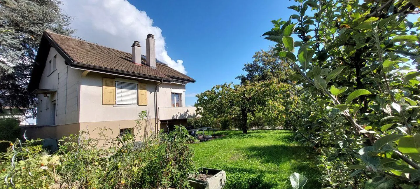 Charming detached house with garden - Photo 1 of 12