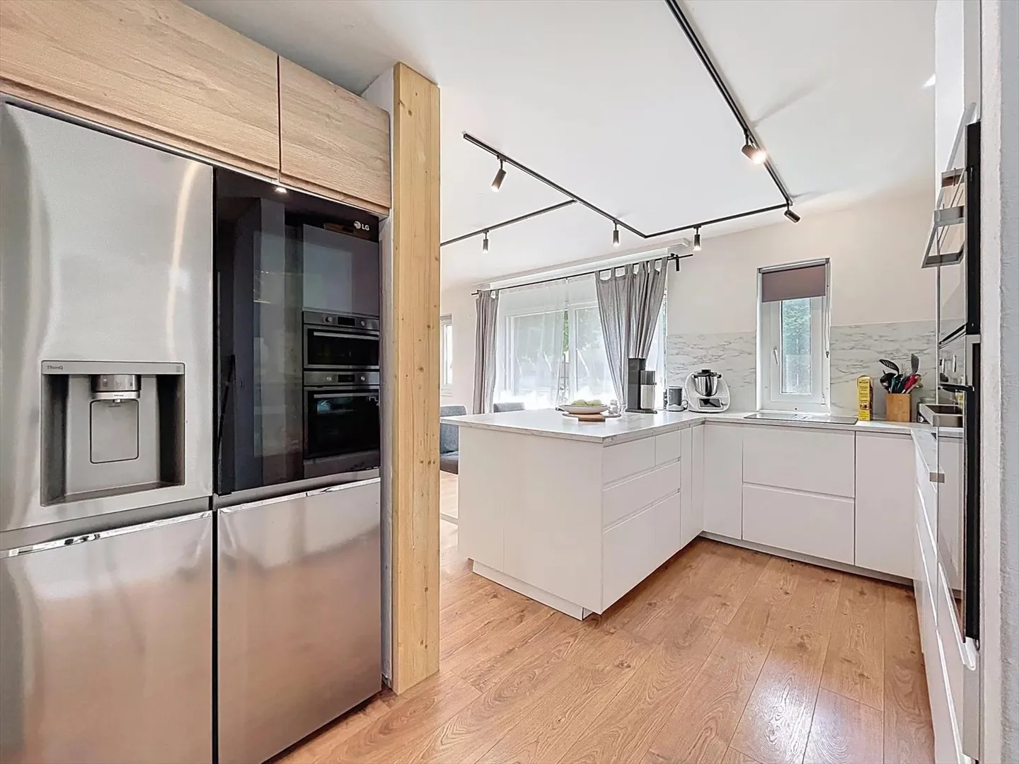 Charmante angrenzende Villa mit großem Garten - Foto 4 von 12