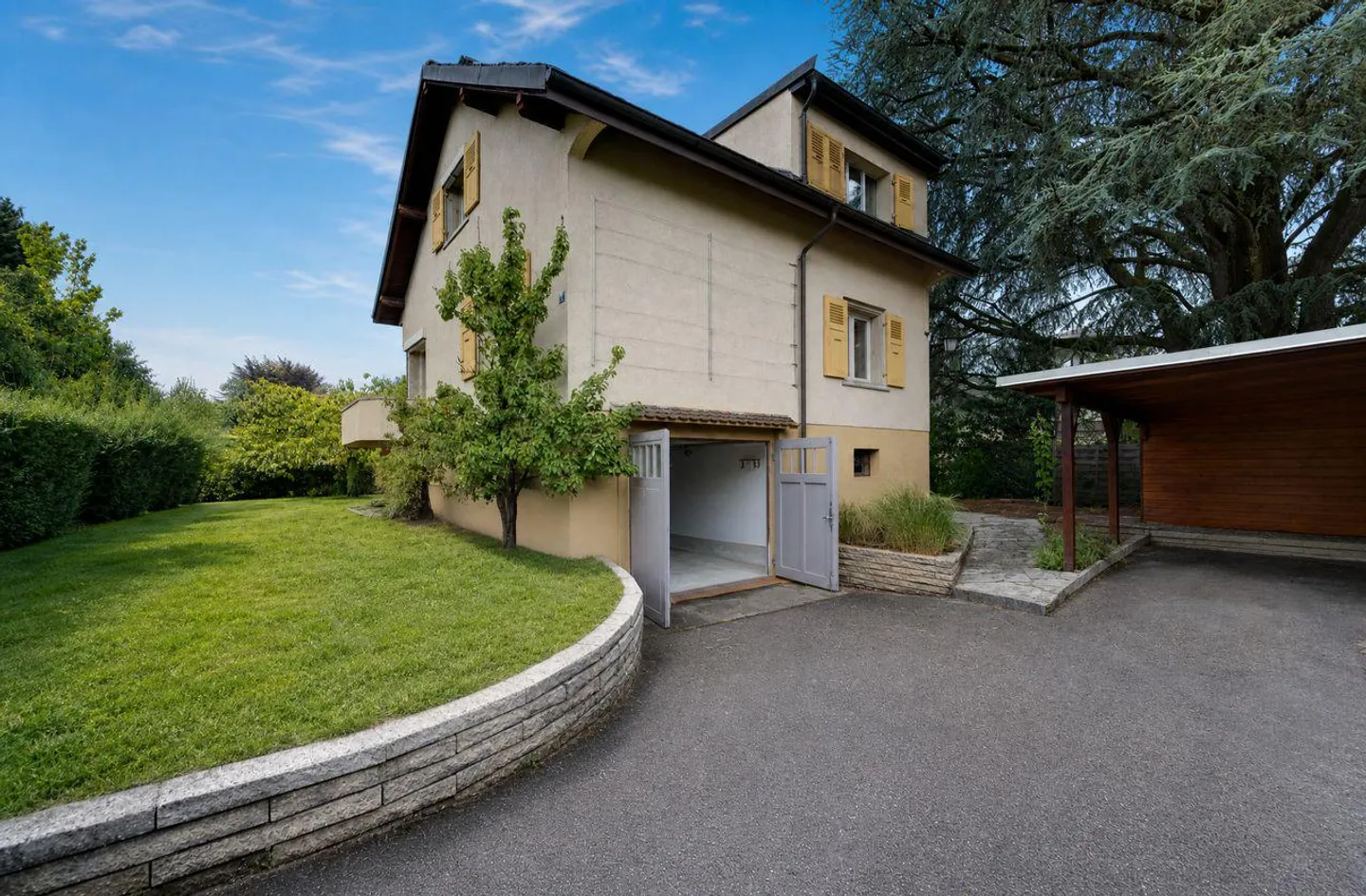 Charming detached house with garden - Photo 2 of 12