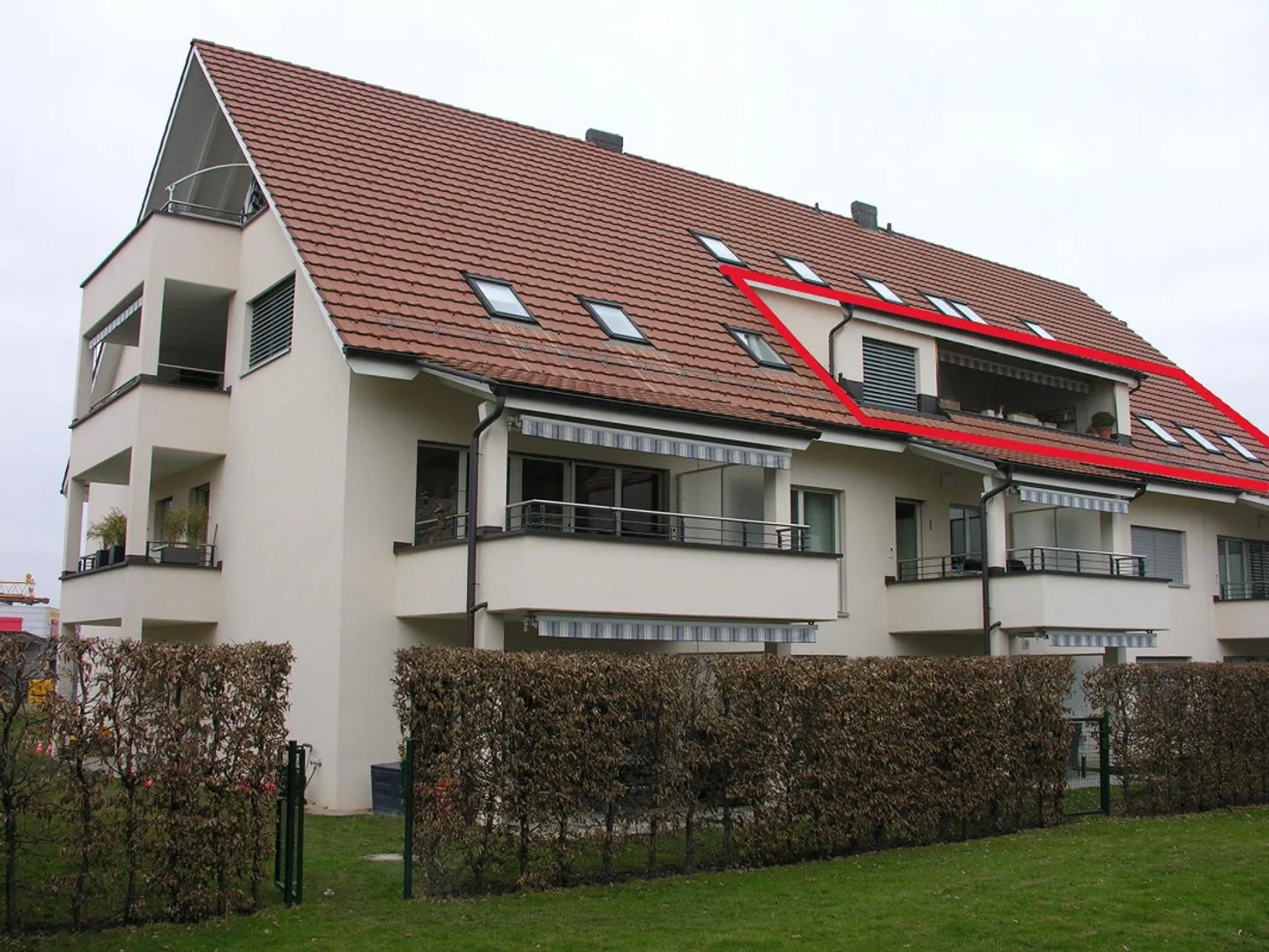 Appartement sous les toits lumineux de 5,5 pièces dans un emplacement calme et central à Mettmens - Photo 1 sur 8