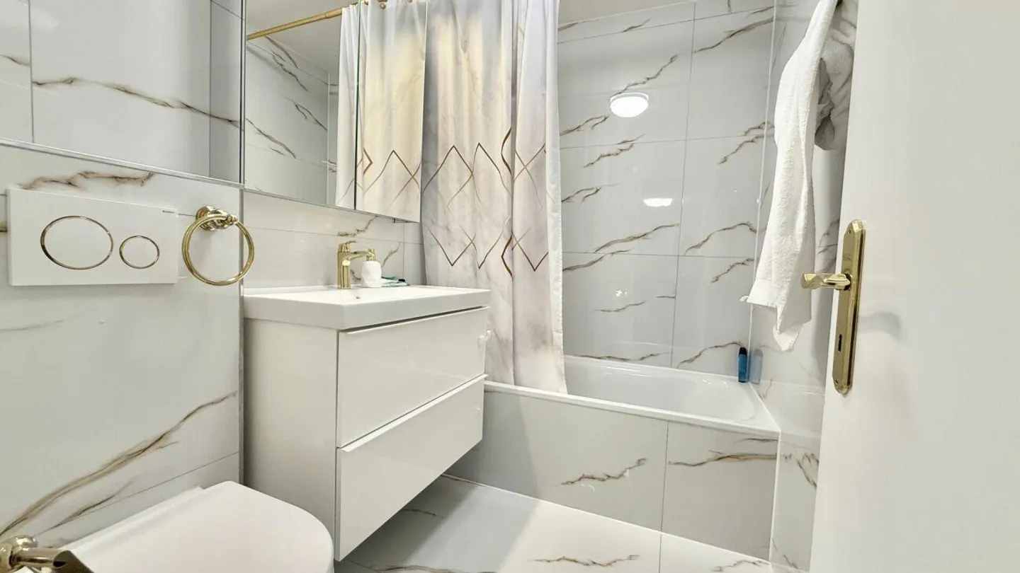 Large 7.5 Room Apartment in the Popular Holenacker District - Photo 9 of 11