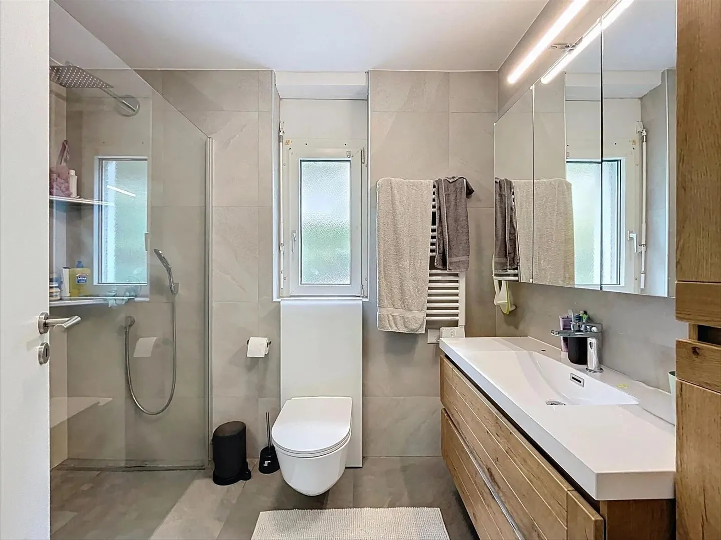 Charmante angrenzende Villa mit großem Garten - Foto 9 von 12