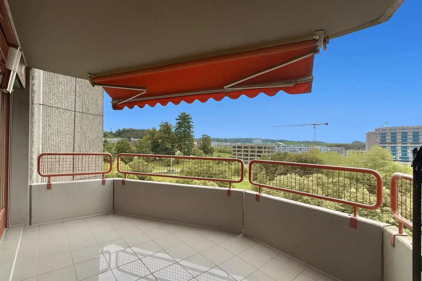 Large 7.5 Room Apartment in the Popular Holenacker District - Photo 10 of 11