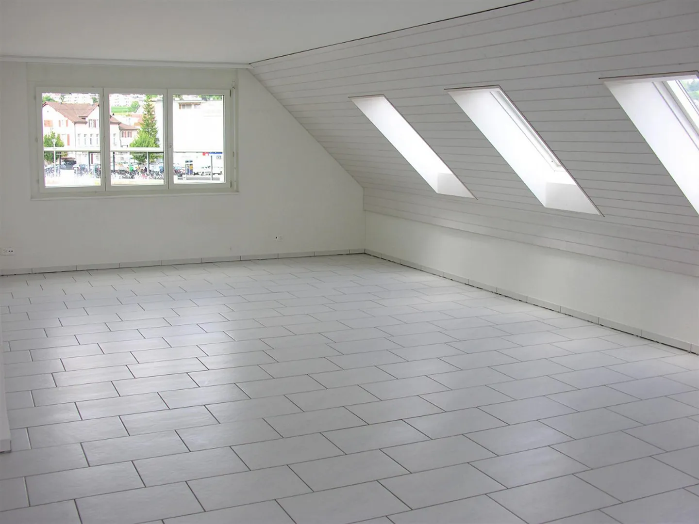 Appartement sous les toits lumineux de 5,5 pièces dans un emplacement calme et central à Mettmens - Photo 2 sur 8