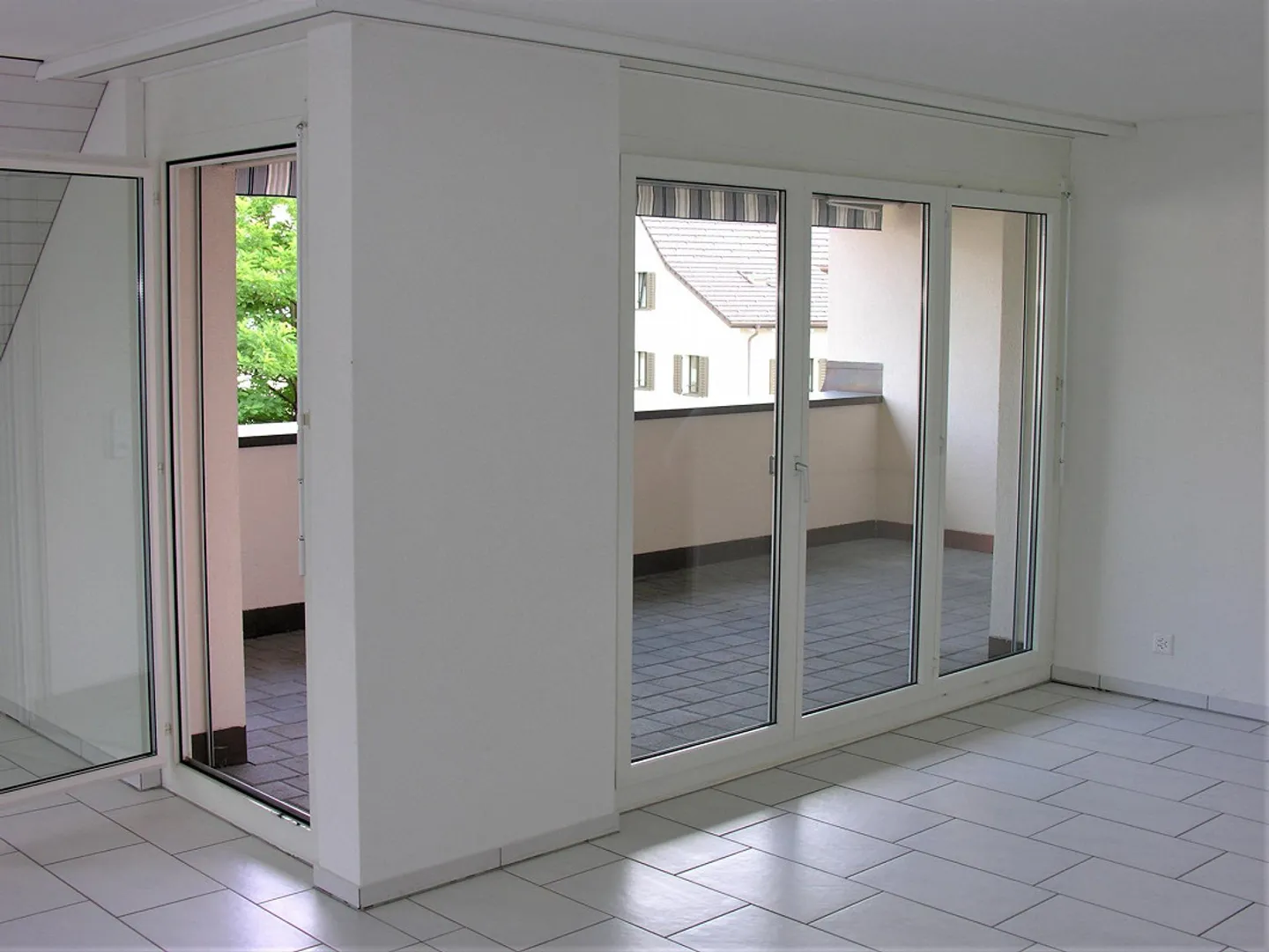 Appartement sous les toits lumineux de 5,5 pièces dans un emplacement calme et central à Mettmens - Photo 4 sur 8