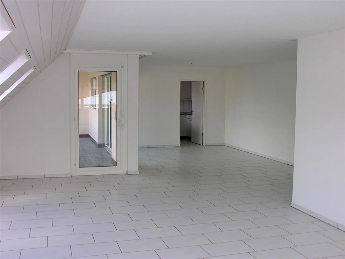 Appartement sous les toits lumineux de 5,5 pièces dans un emplacement calme et central à Mettmens - Photo 3 sur 8