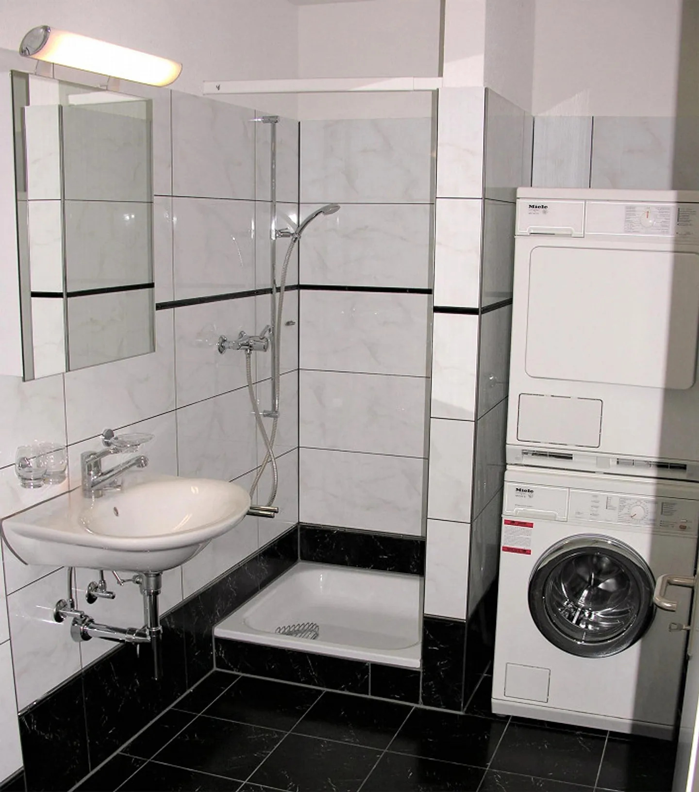 Appartement sous les toits lumineux de 5,5 pièces dans un emplacement calme et central à Mettmens - Photo 6 sur 8