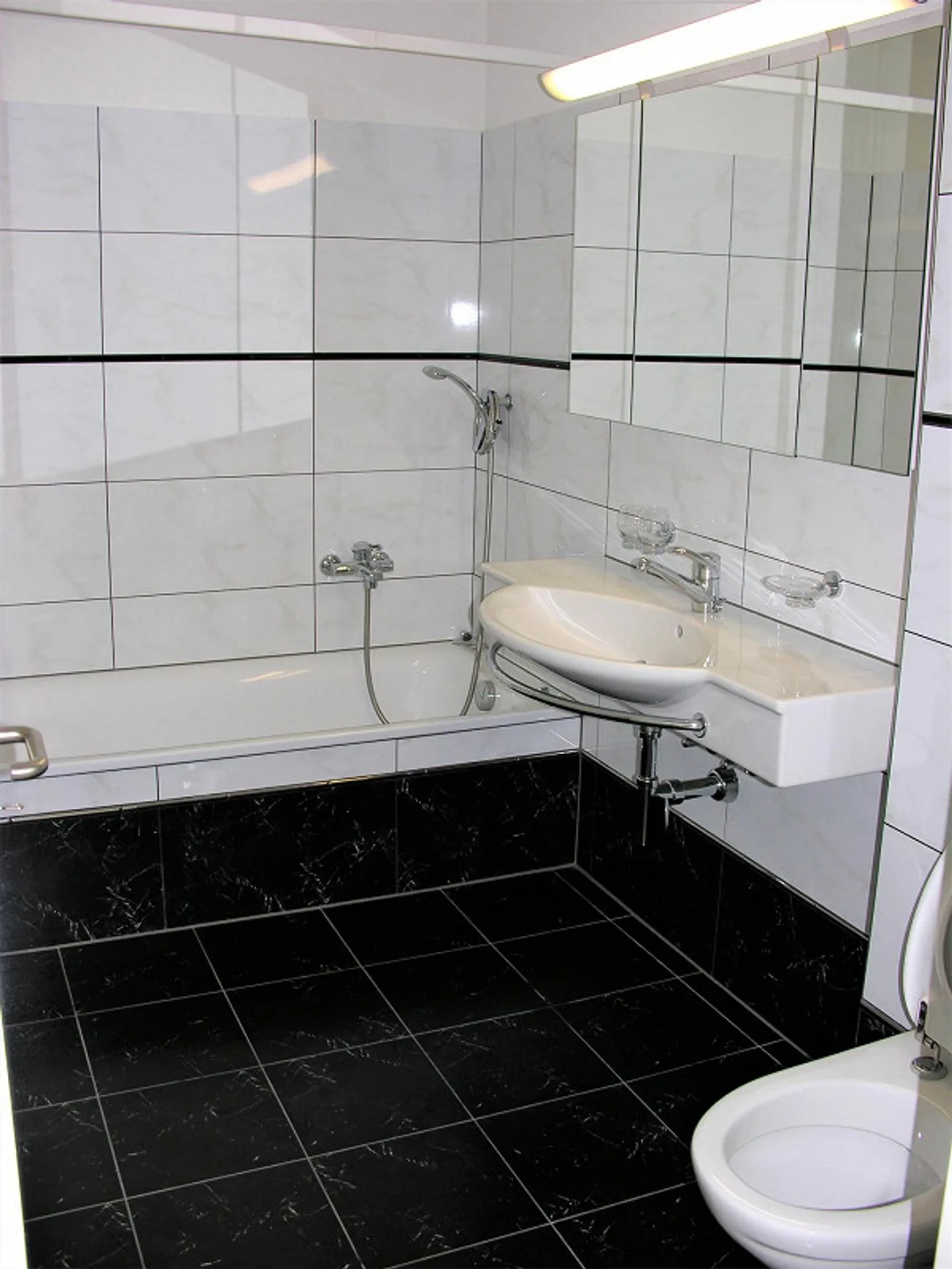 Appartement sous les toits lumineux de 5,5 pièces dans un emplacement calme et central à Mettmens - Photo 7 sur 8