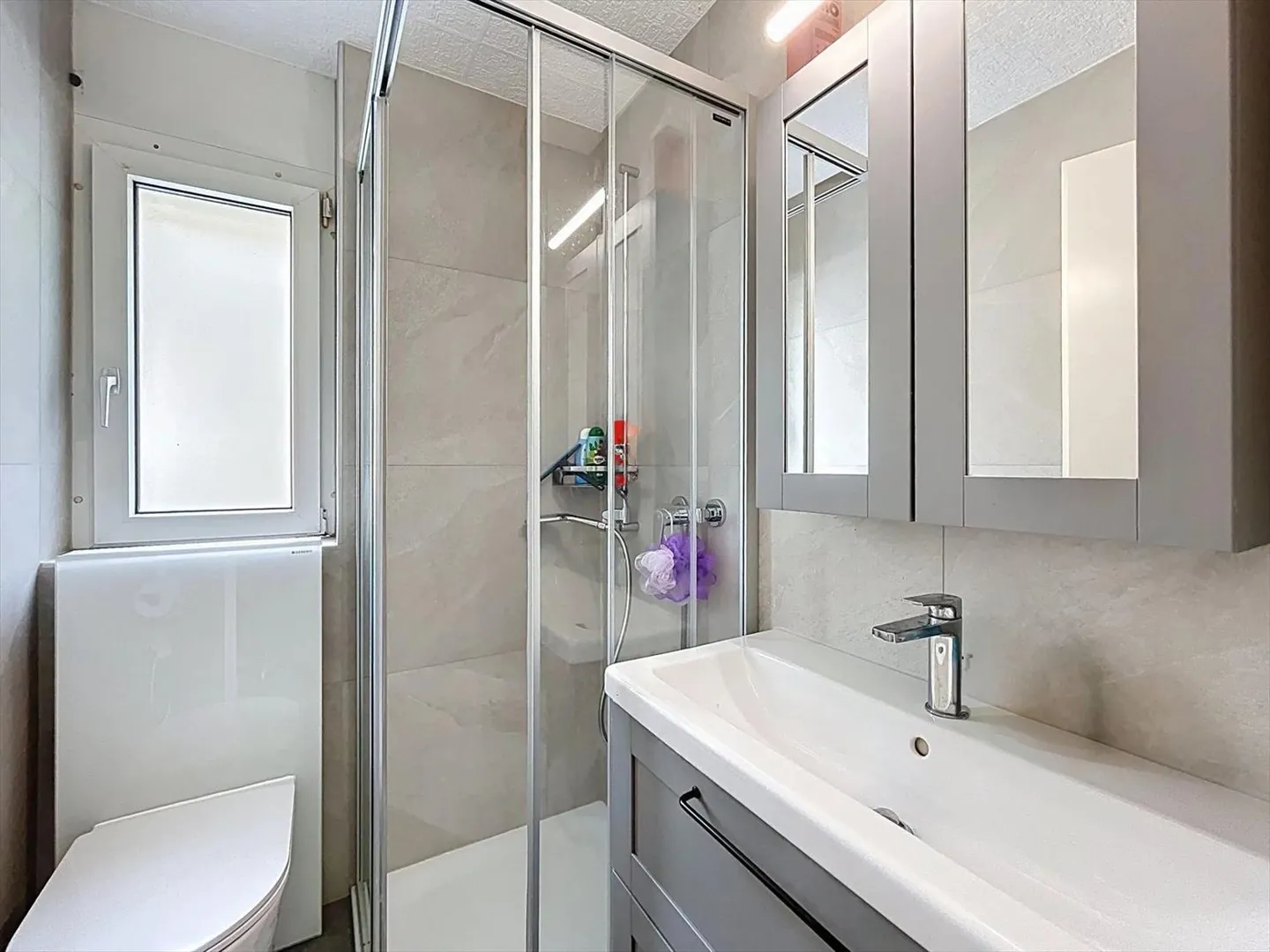 Charmante angrenzende Villa mit großem Garten - Foto 6 von 12