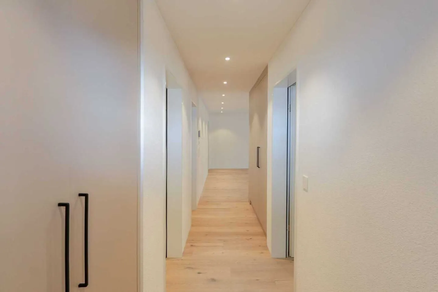 Appartamento di 2,5 stanze in città con grande balcone a Grenchen - Foto 5 di 12