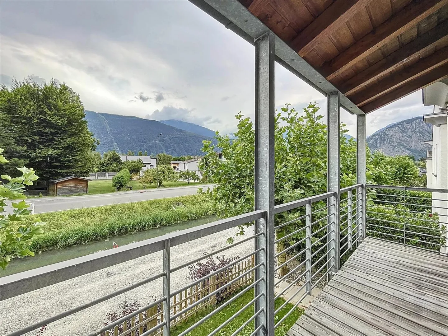 Charmante angrenzende Villa mit großem Garten - Foto 11 von 12