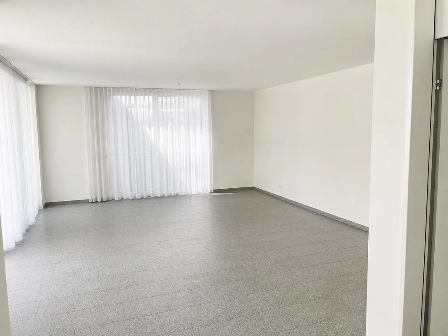 Modern 3.5 room apartment for rent in Igis! - Photo 2 of 9