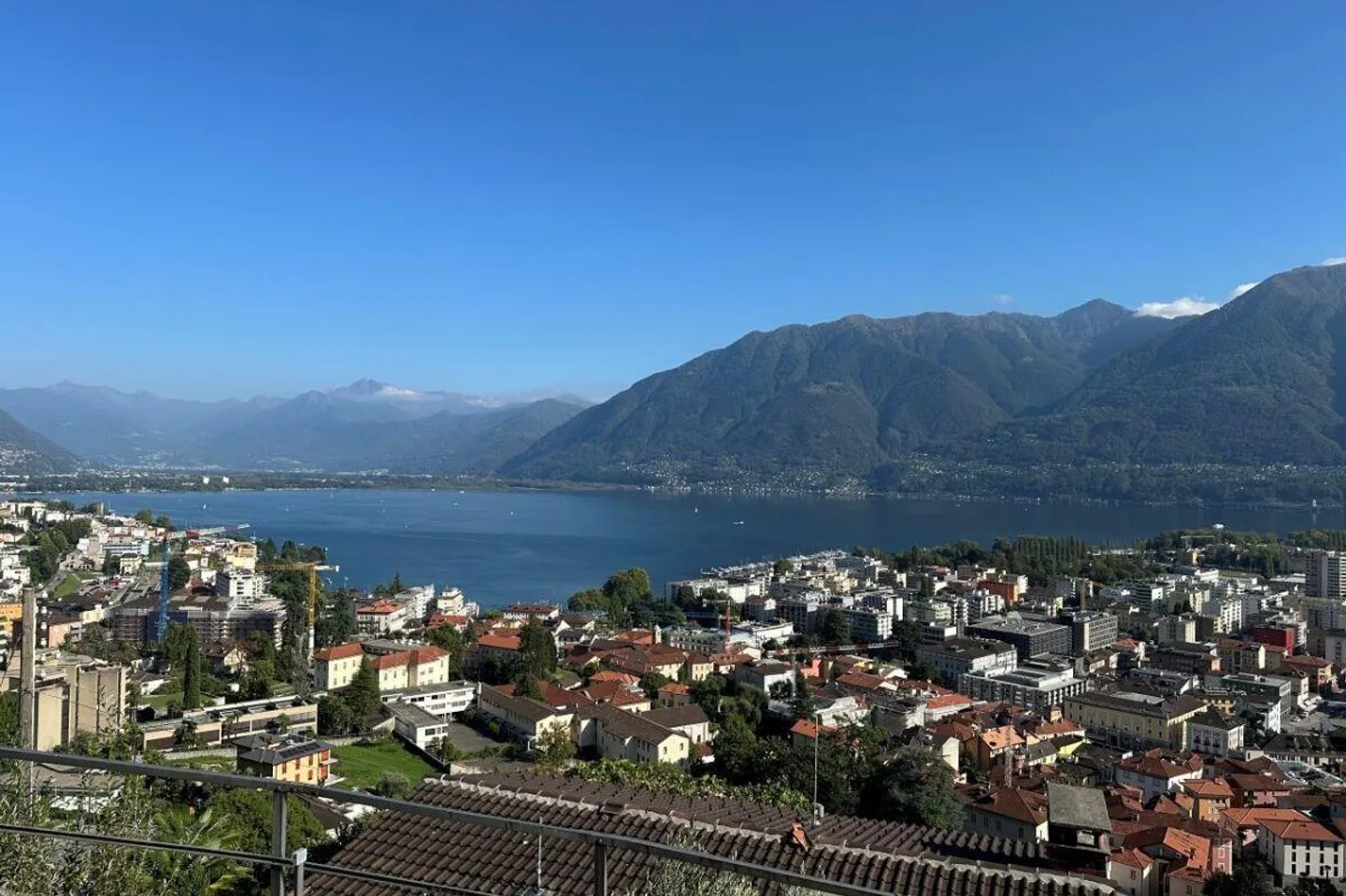 Furnished apartment 2.5 rooms with stunning lake view - Photo 1 of 7