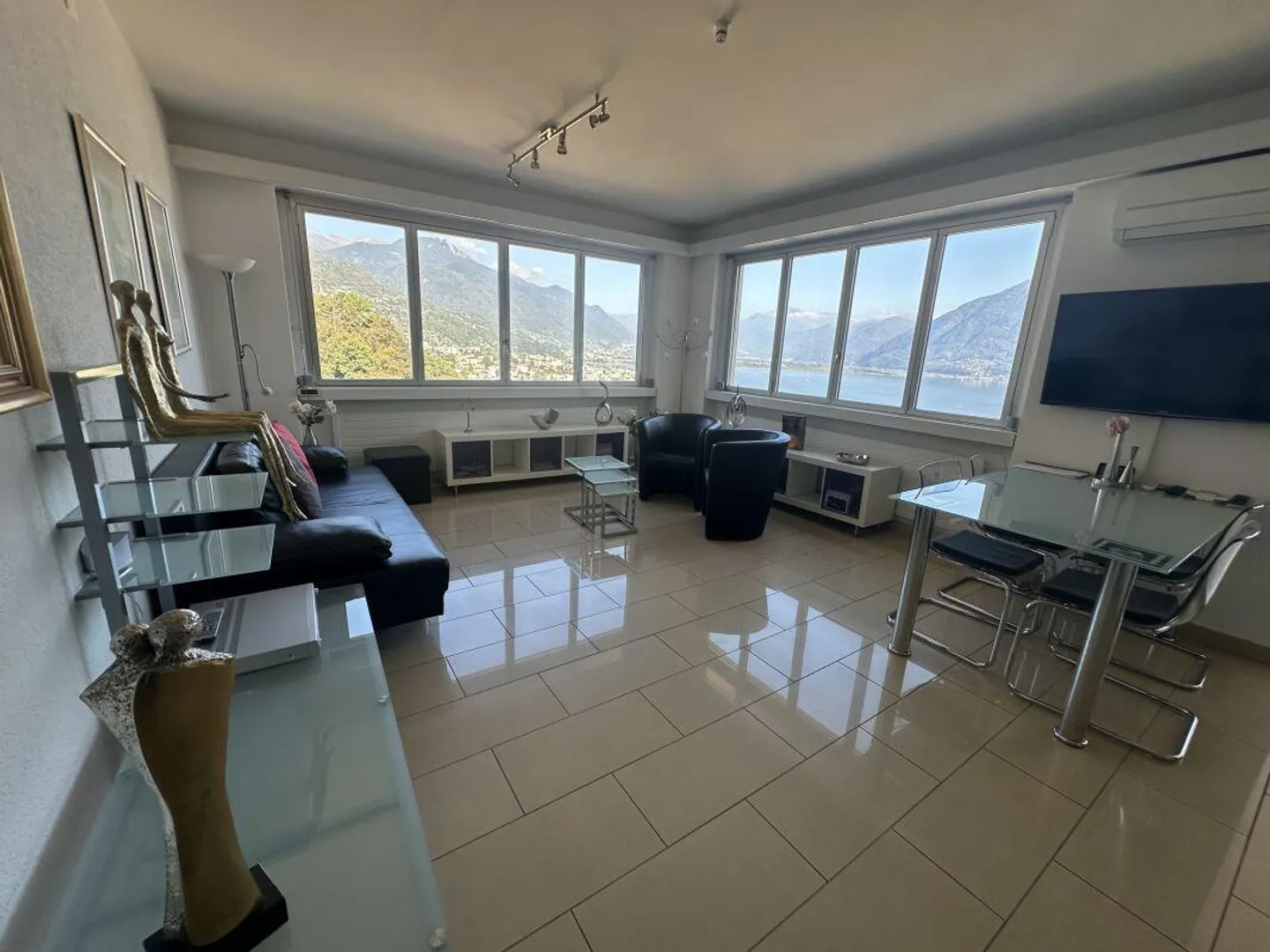Furnished apartment 2.5 rooms with stunning lake view - Photo 2 of 7