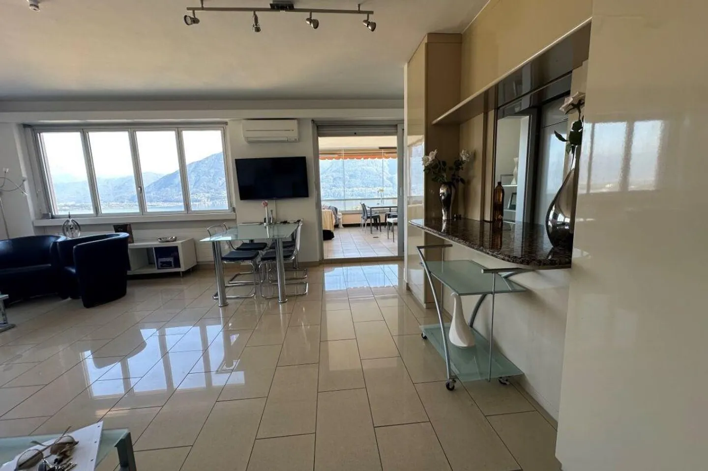 Furnished apartment 2.5 rooms with stunning lake view - Photo 3 of 7