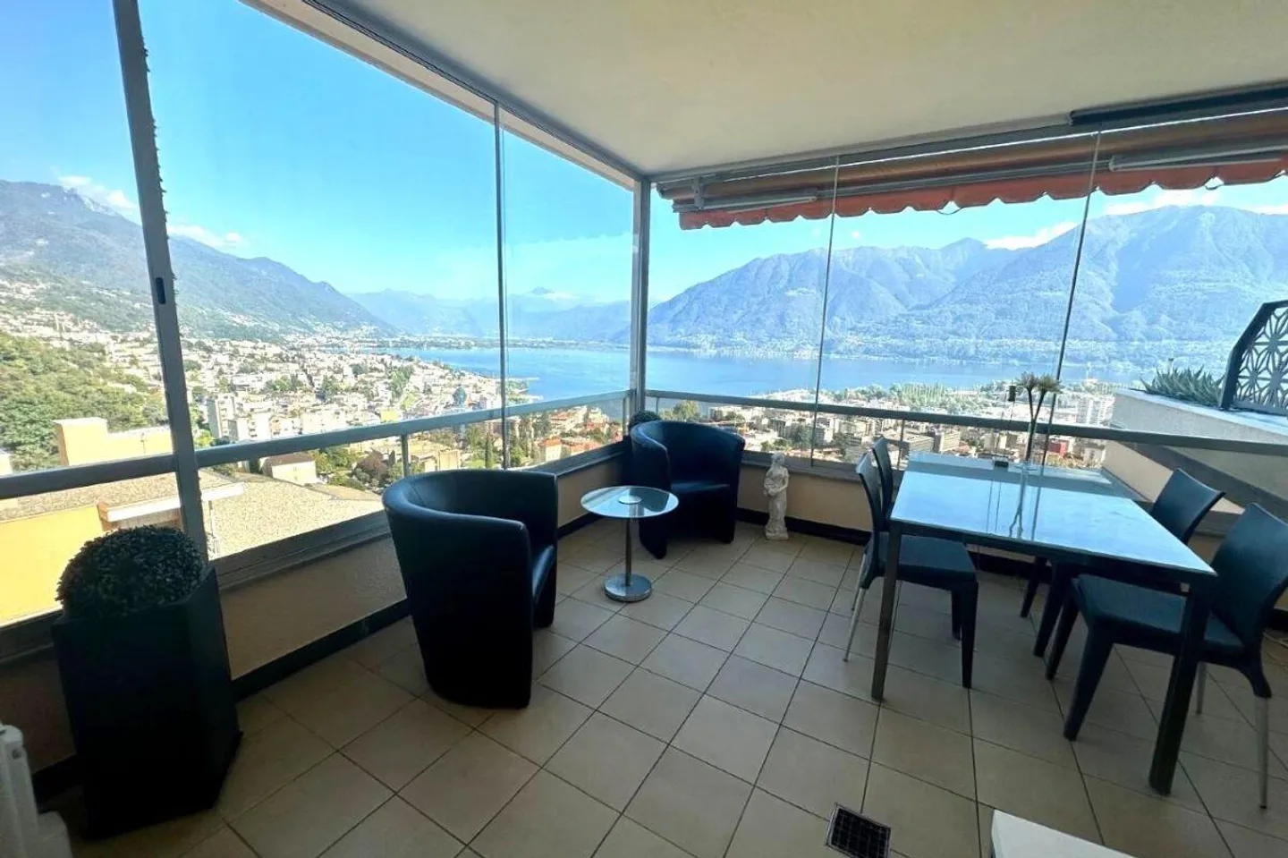 Furnished apartment 2.5 rooms with stunning lake view - Photo 4 of 7