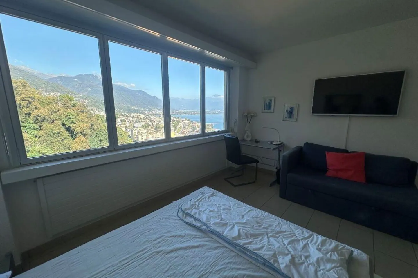 Furnished apartment 2.5 rooms with stunning lake view - Photo 6 of 7