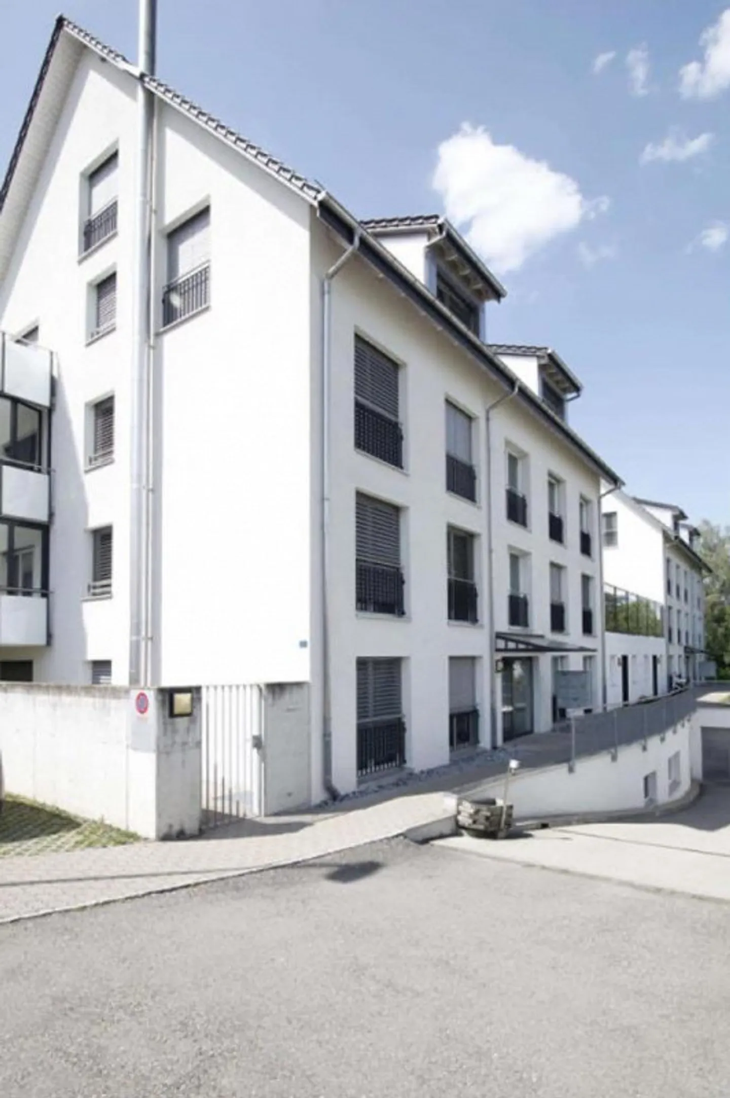 Modern 3.5-room apartment with large balcony in Niederglatt - Photo 1 of 12