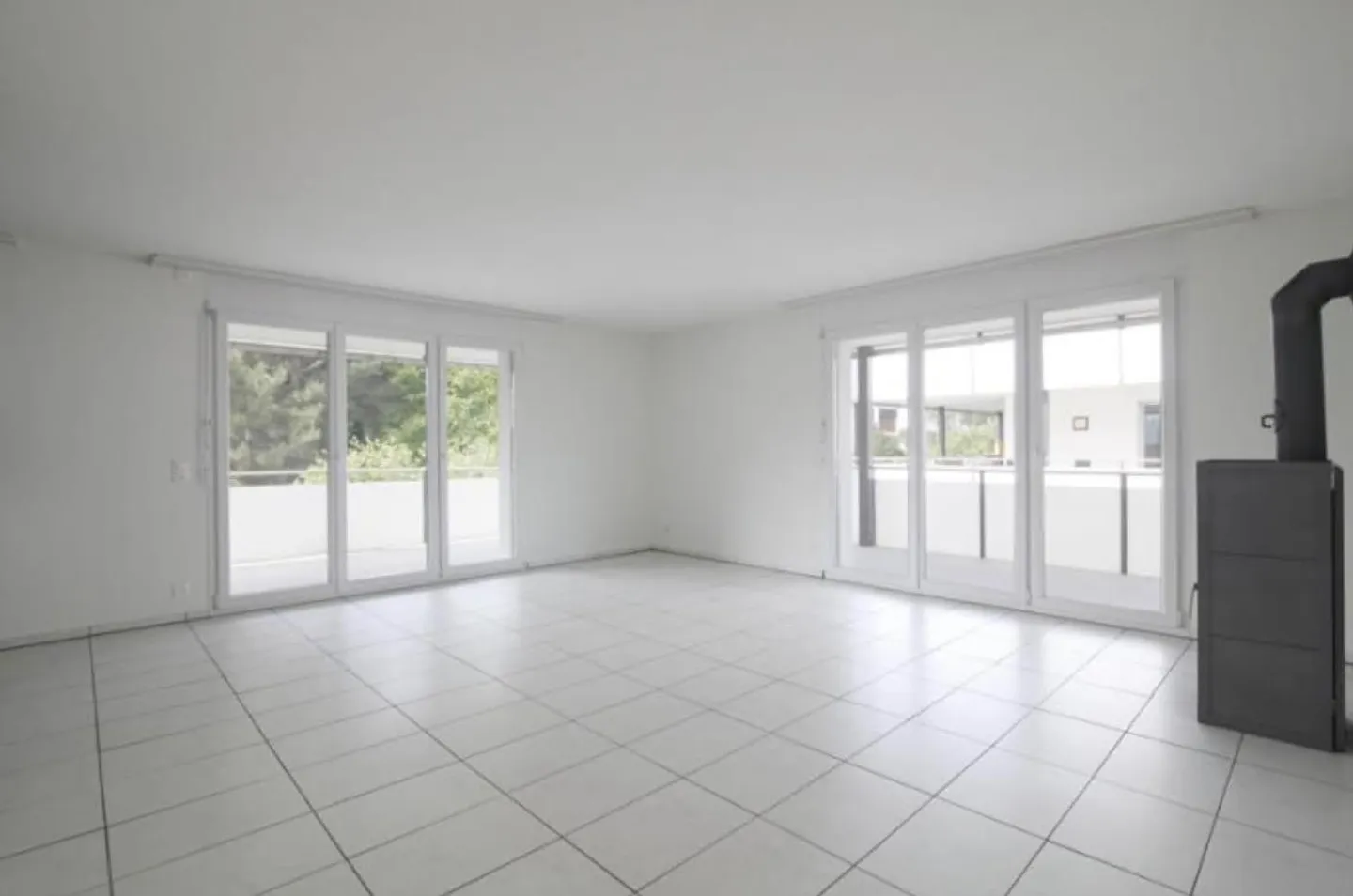 Modern 3.5-room apartment with large balcony in Niederglatt - Photo 2 of 12