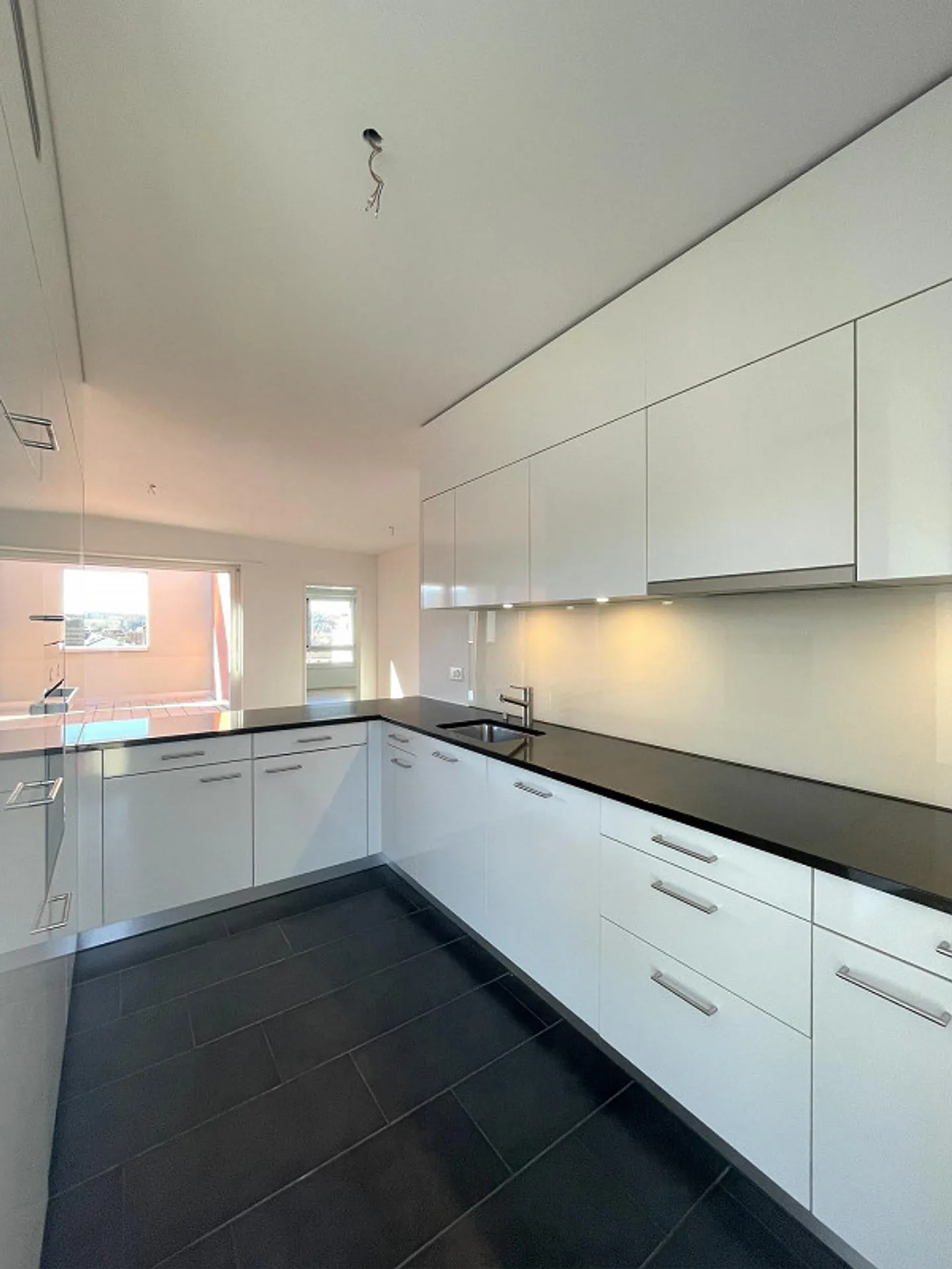 Moderne Attikawohnung mit grosser Terrasse - Foto 3 von 9