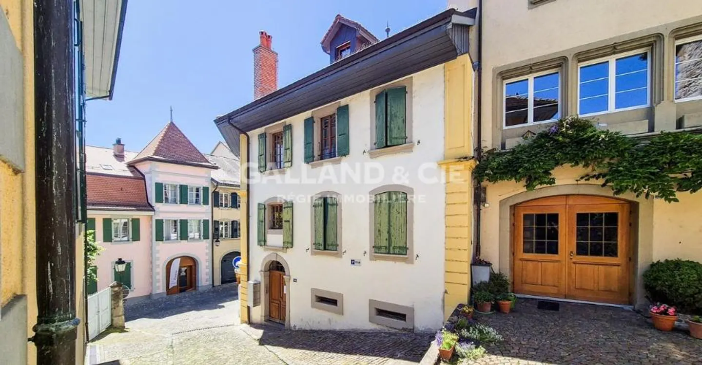 Charming Apartment in Old Town - Photo 2 of 9