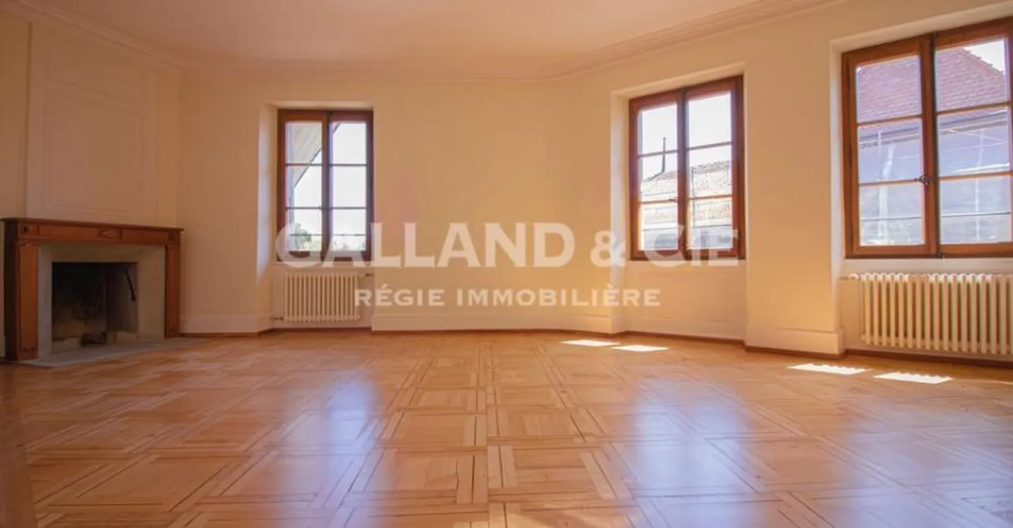 Charming Apartment in Old Town - Photo 3 of 9