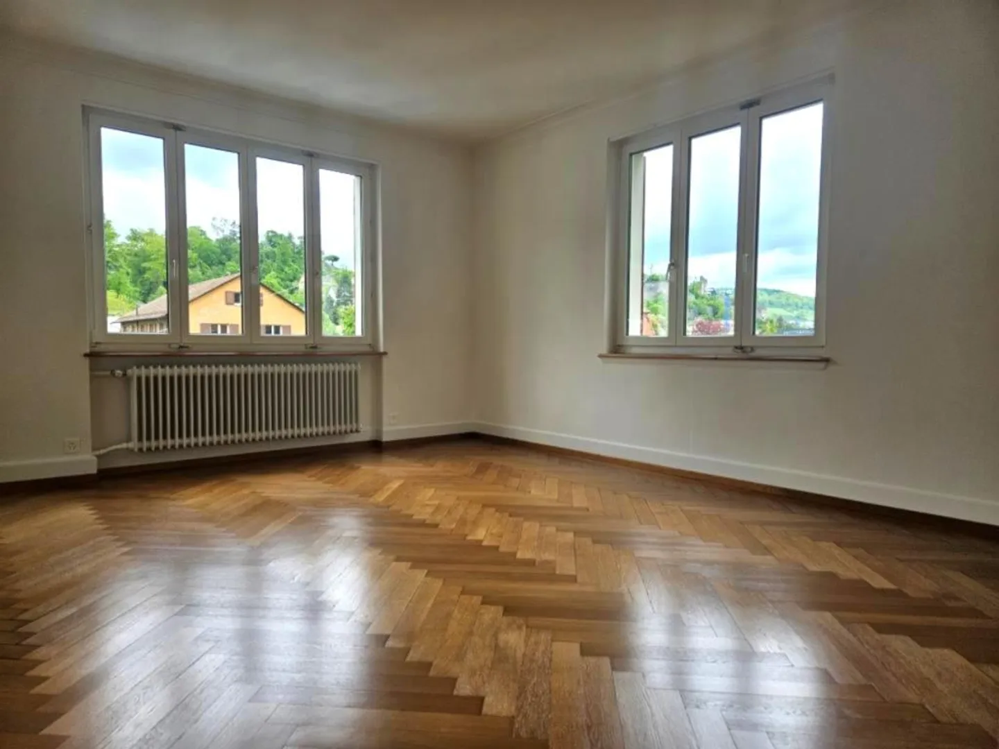 Charming 4-Room Old Building Apartment - Photo 3 of 7
